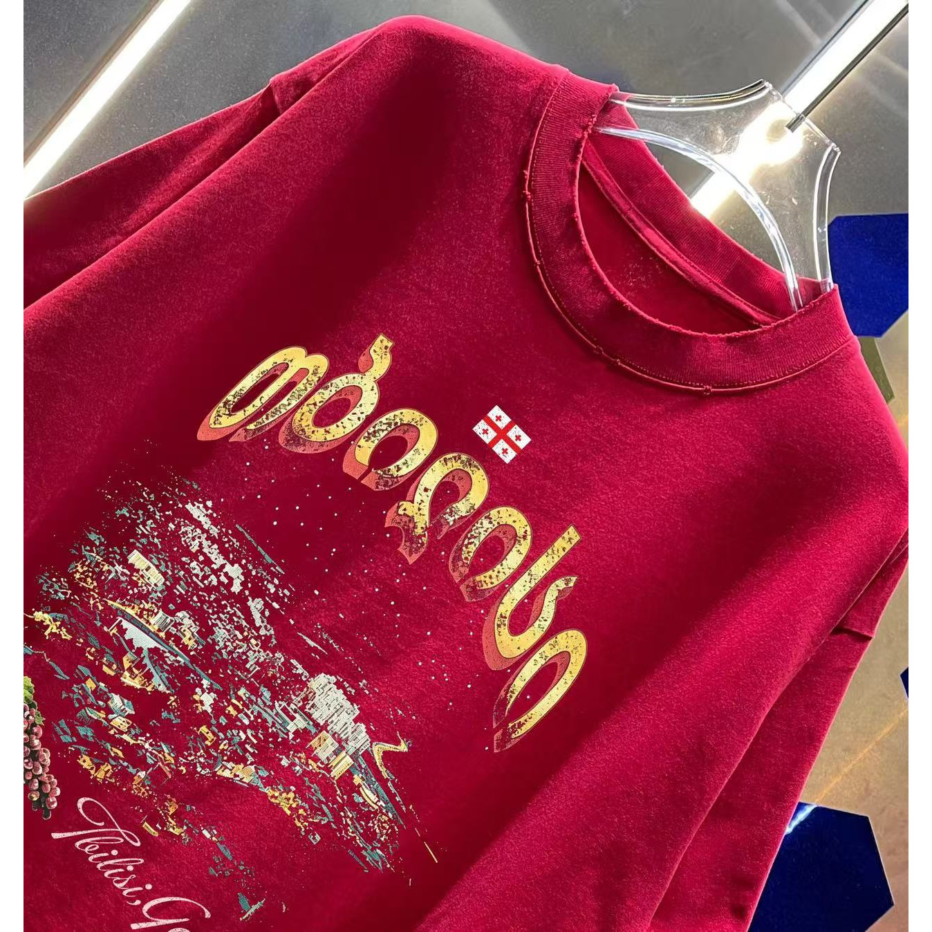 <p>Balenciaga 洗水磨破短袖T恤(洗水紅)</p>