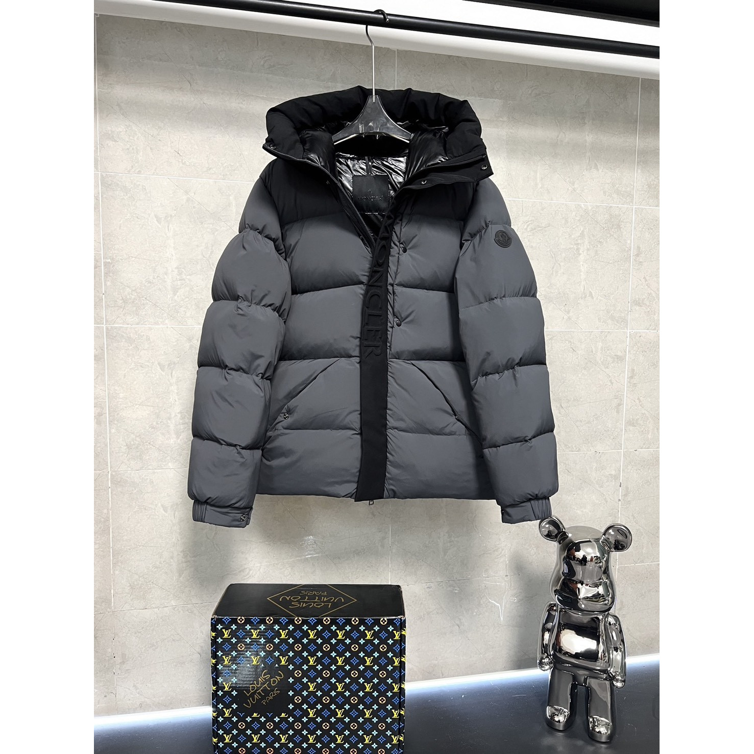 <p>Moncler 黑武士羽绒服(灰)&nbsp;</p>