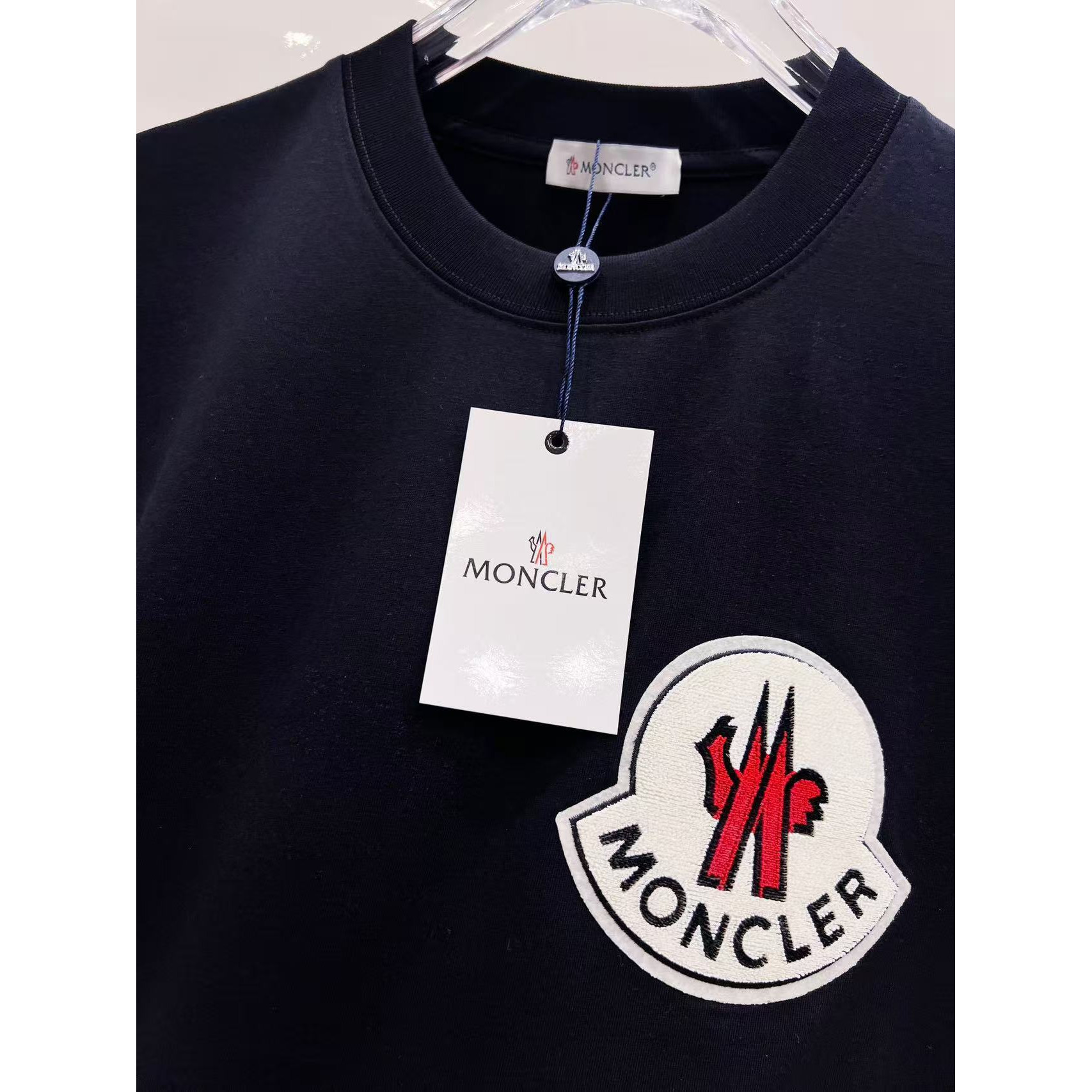 <p>MONCLER 短袖圆领T恤(黑)</p>