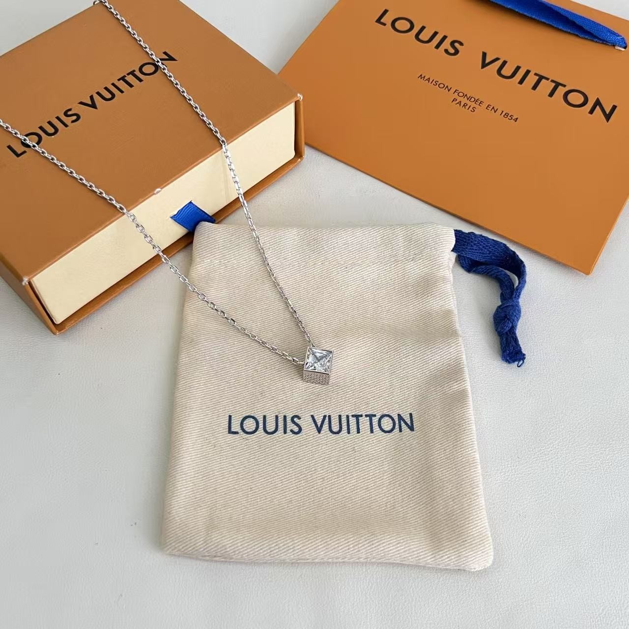<p>LV 项链</p>