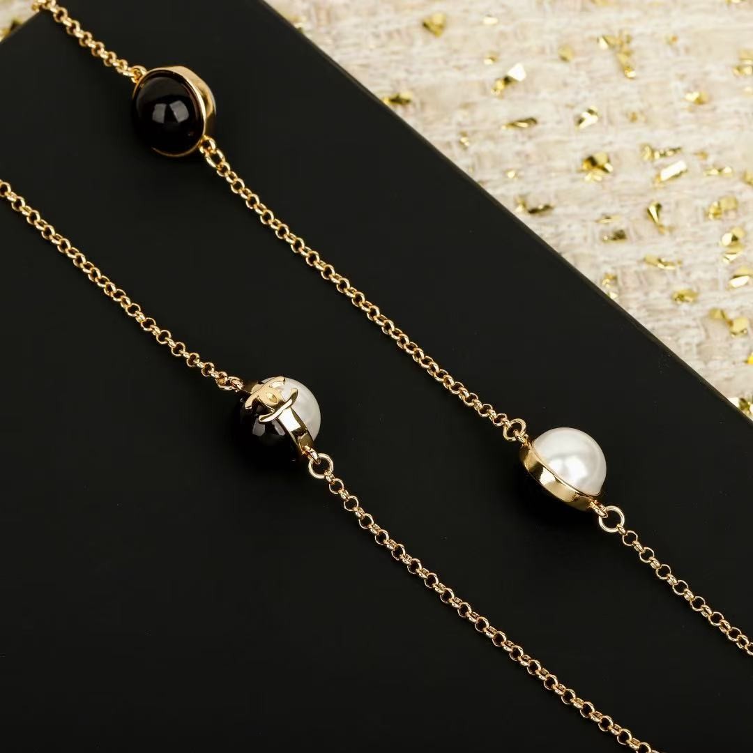 <p>CHANEL&nbsp;黑白拼色珍珠毛衣链</p>