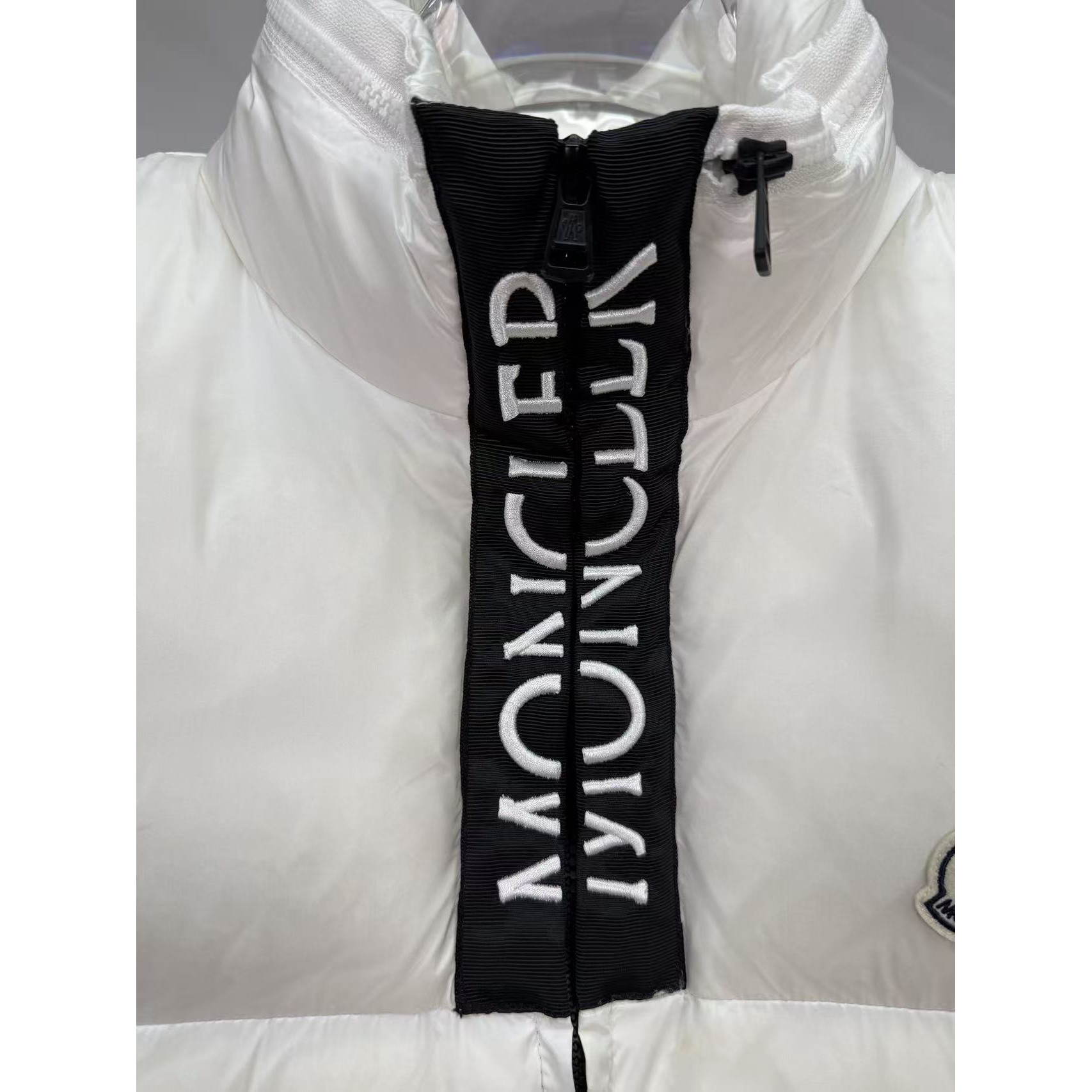 <p>Moncler 男士Semeru马甲背心(白)</p>