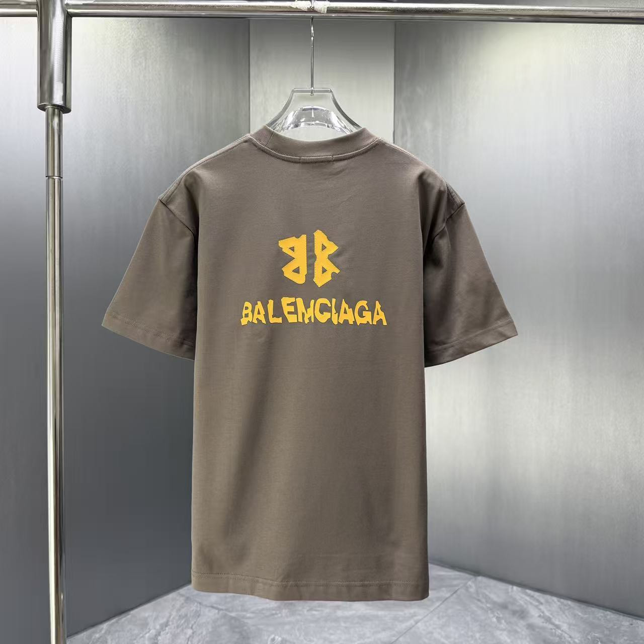 <p>Balenciaga 短袖T恤(棕)</p>