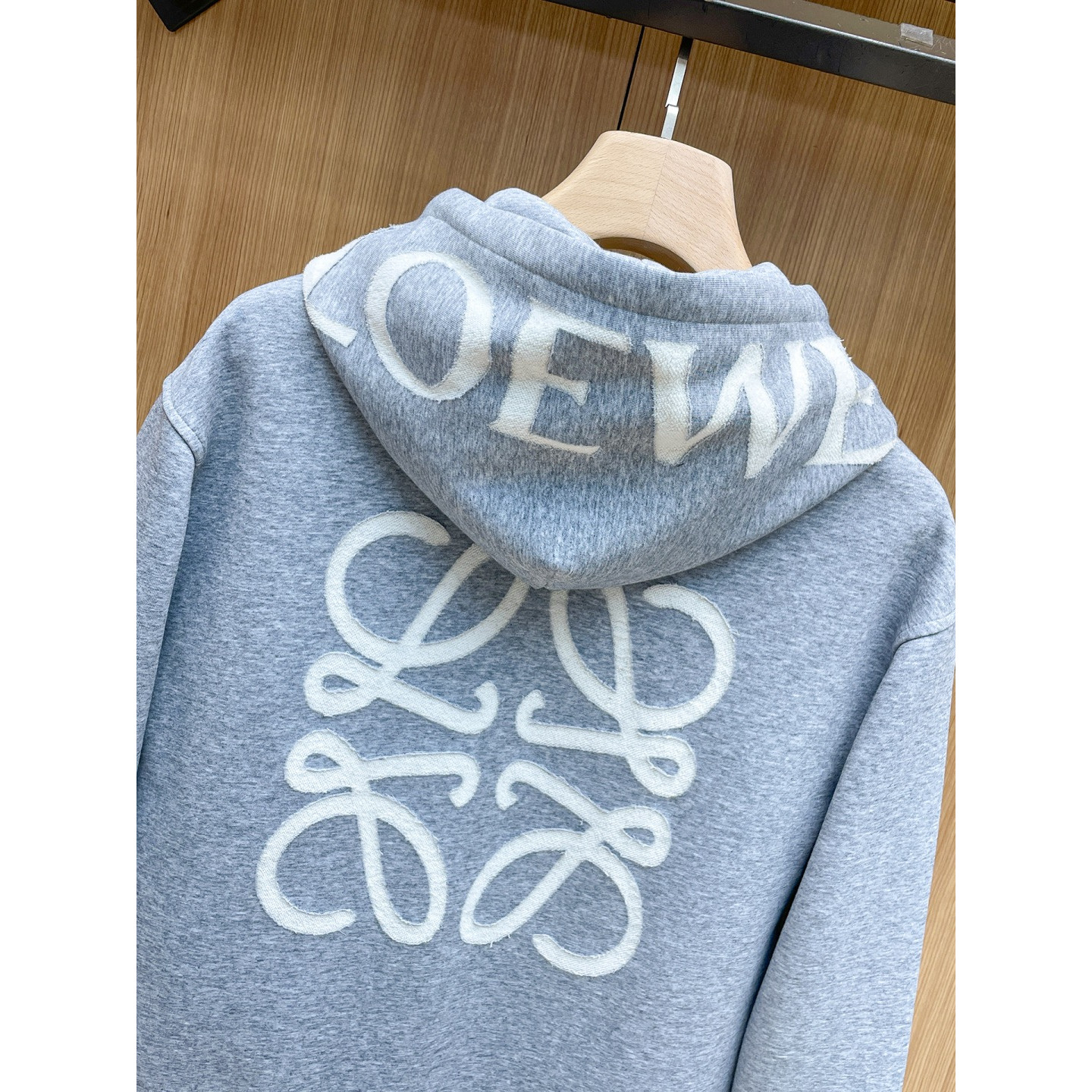<p>LOEWE&nbsp;套裝(淺灰)</p>