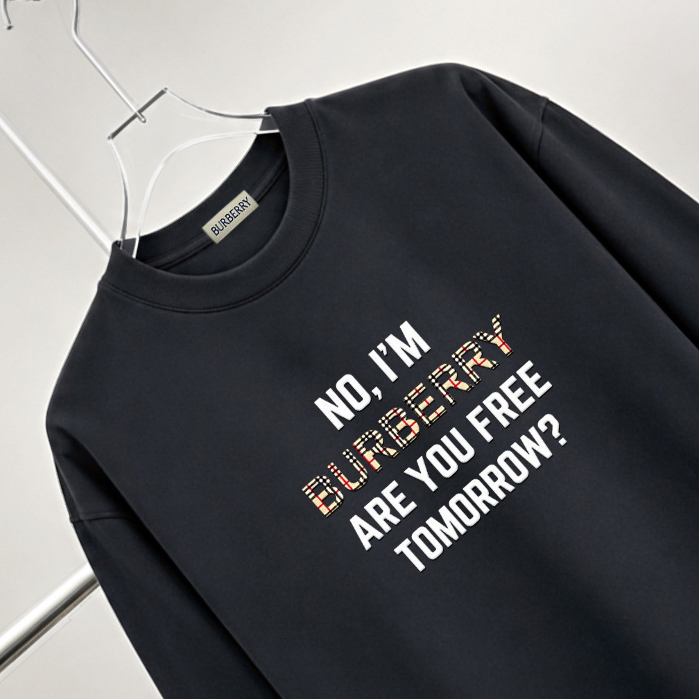 <p>BURBERRY 滴胶立体字母长袖(黑)</p>