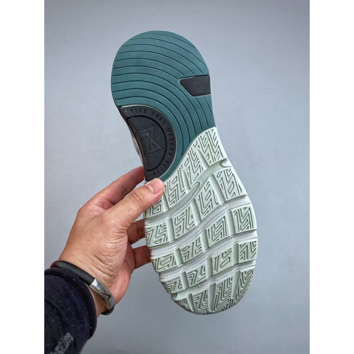 <p>Nike Free Metcon 7 训练鞋</p>