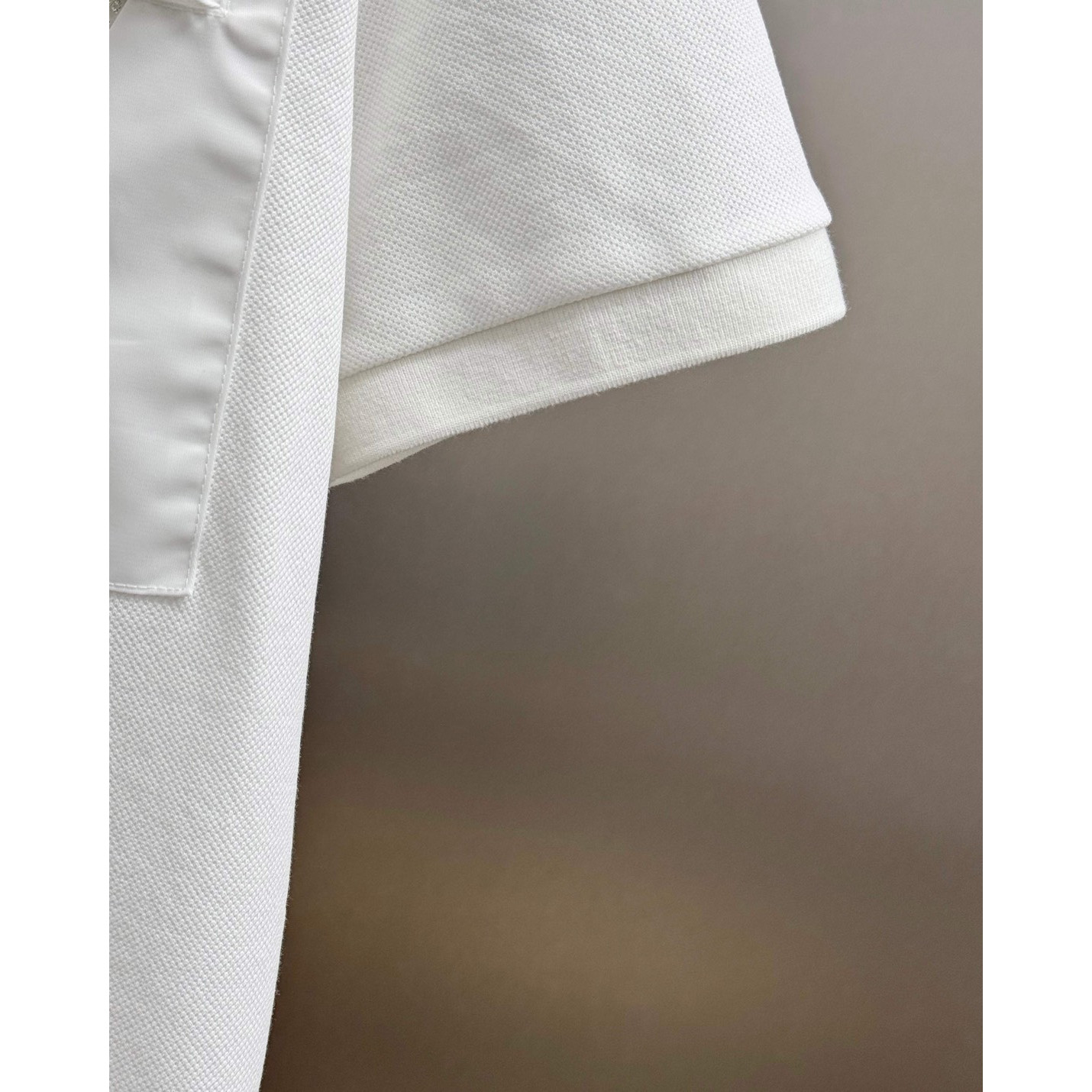 <p>PRADA&nbsp;短袖翻领polo衫(白)</p>