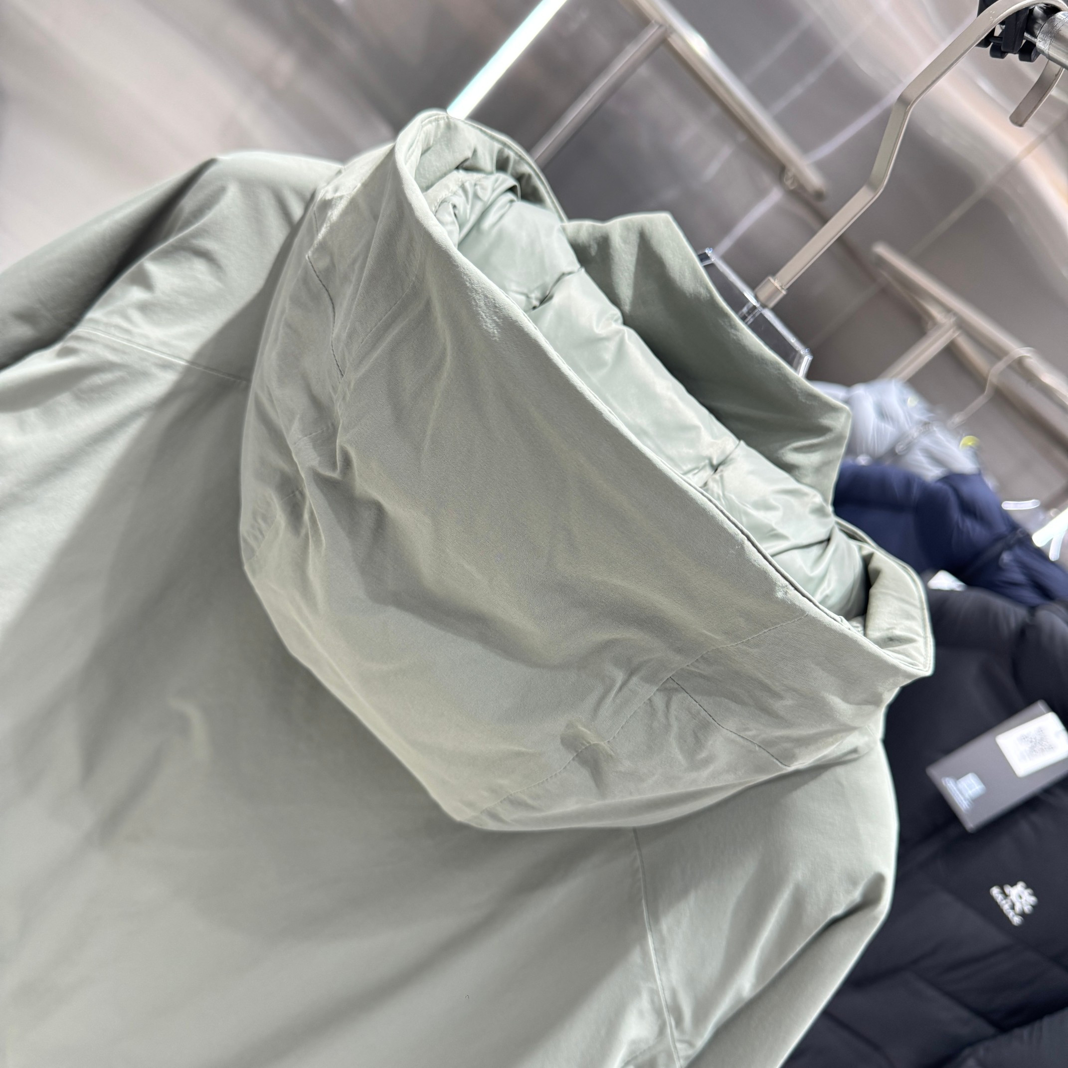 <p>DESCENTE 运动羽绒服(绿)</p>