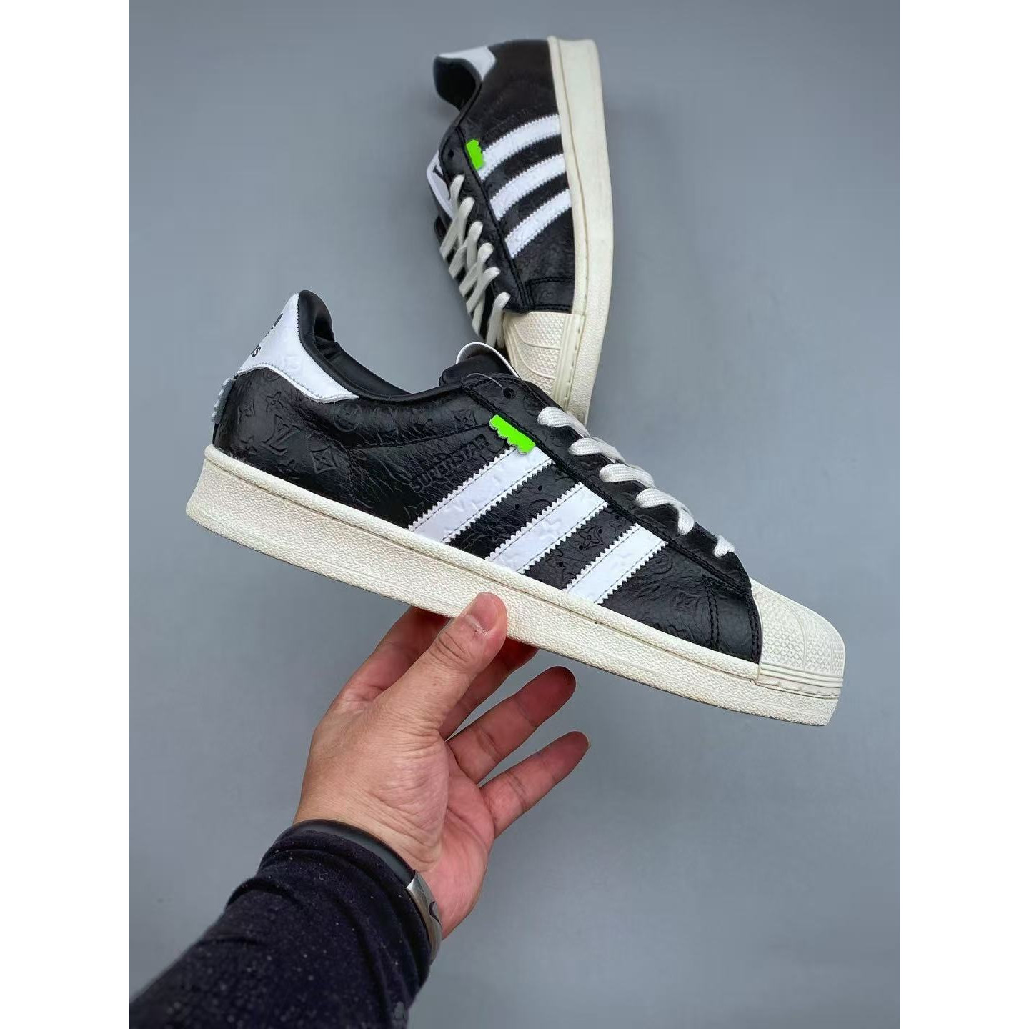 <p>Adidas Originals &nbsp;SUPERSTAR 经典贝壳头(黑)</p>