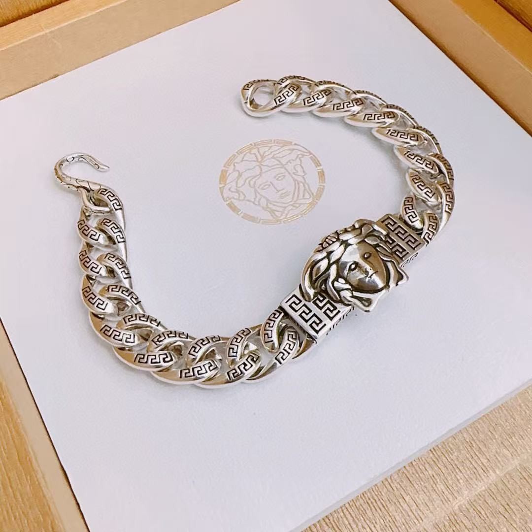 <p>Versace&nbsp;手链</p>