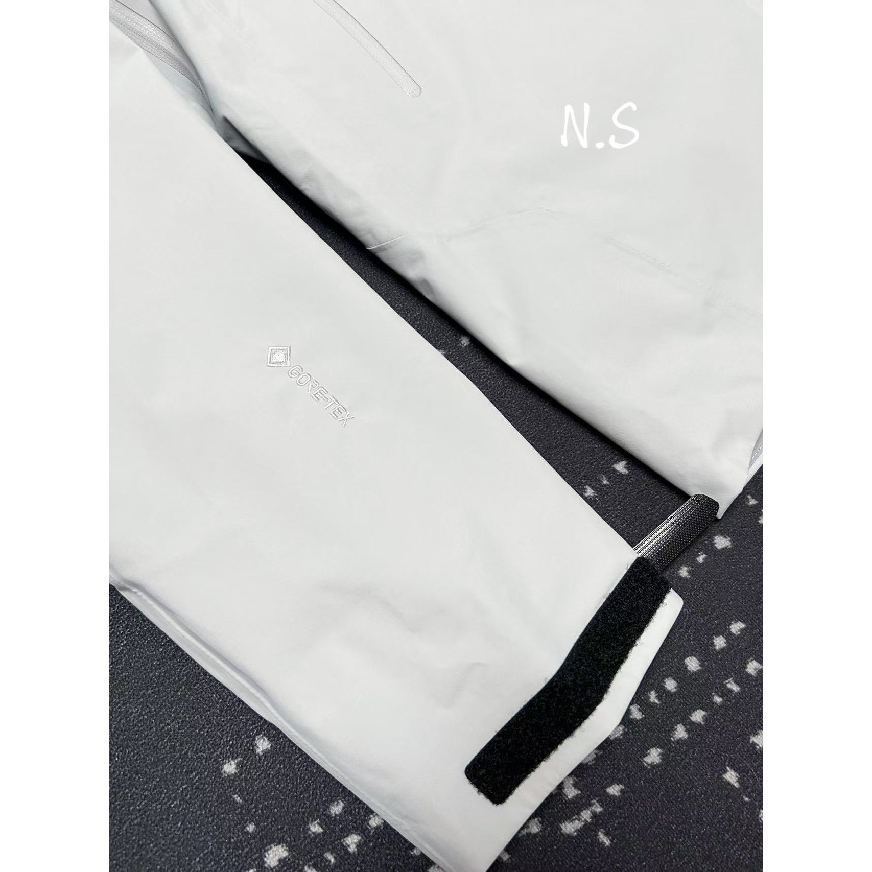 <p>Arc'teryx SL硬壳冲锋衣(隐秘灰)</p>