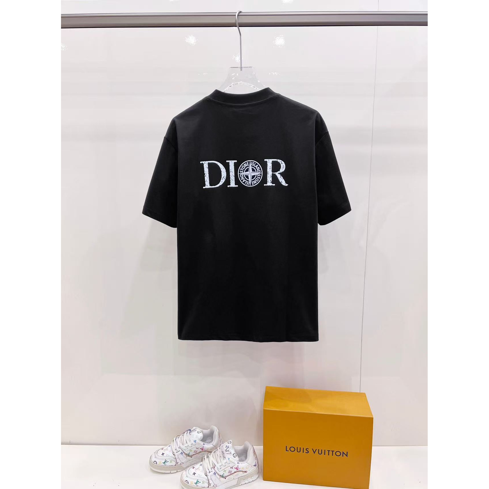 <p>DIOR 迪奥+石头岛联名 logo短袖T恤(黑)&nbsp;</p>