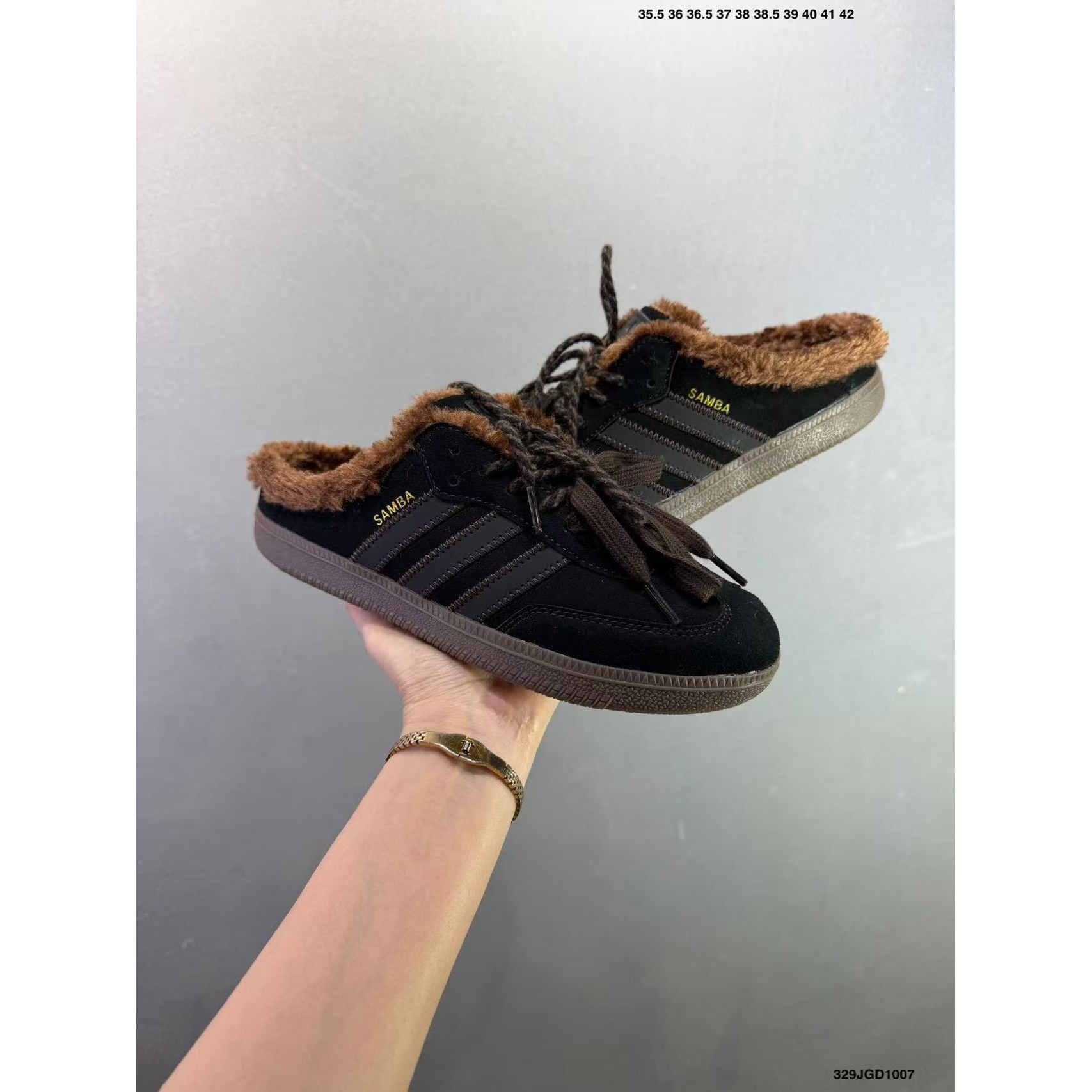 <p>Adidas Originals Samba OG Mule 休闲拖鞋(黑)</p>