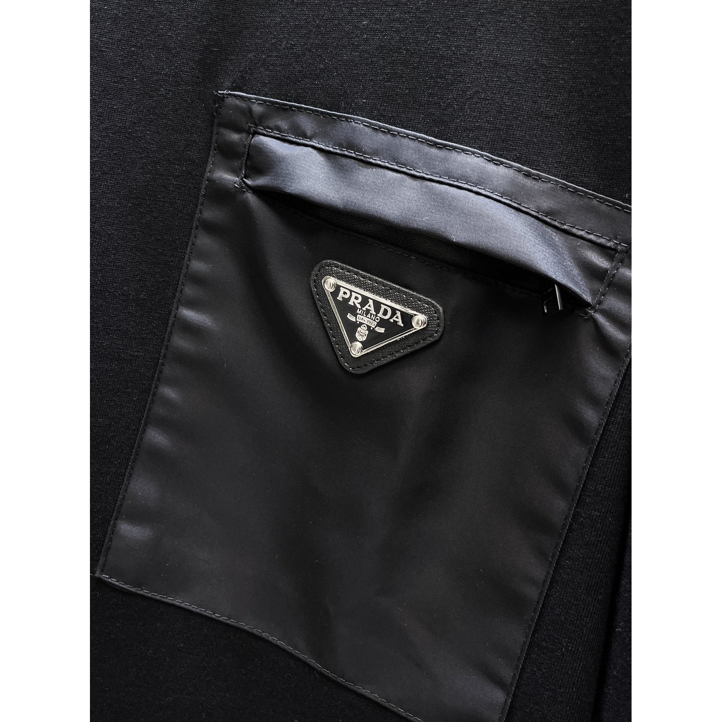 <p>PRADA 长袖T恤(黑)</p>