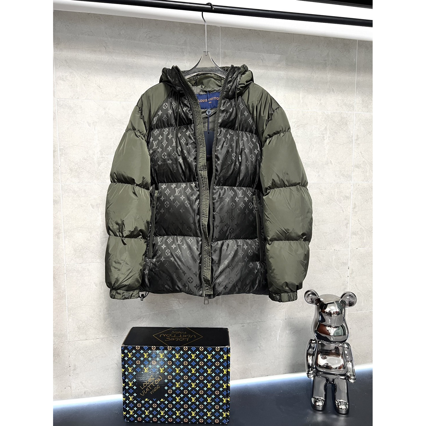 <p>LV&nbsp;时尚连帽老花满纹印花羽绒服(綠)</p>