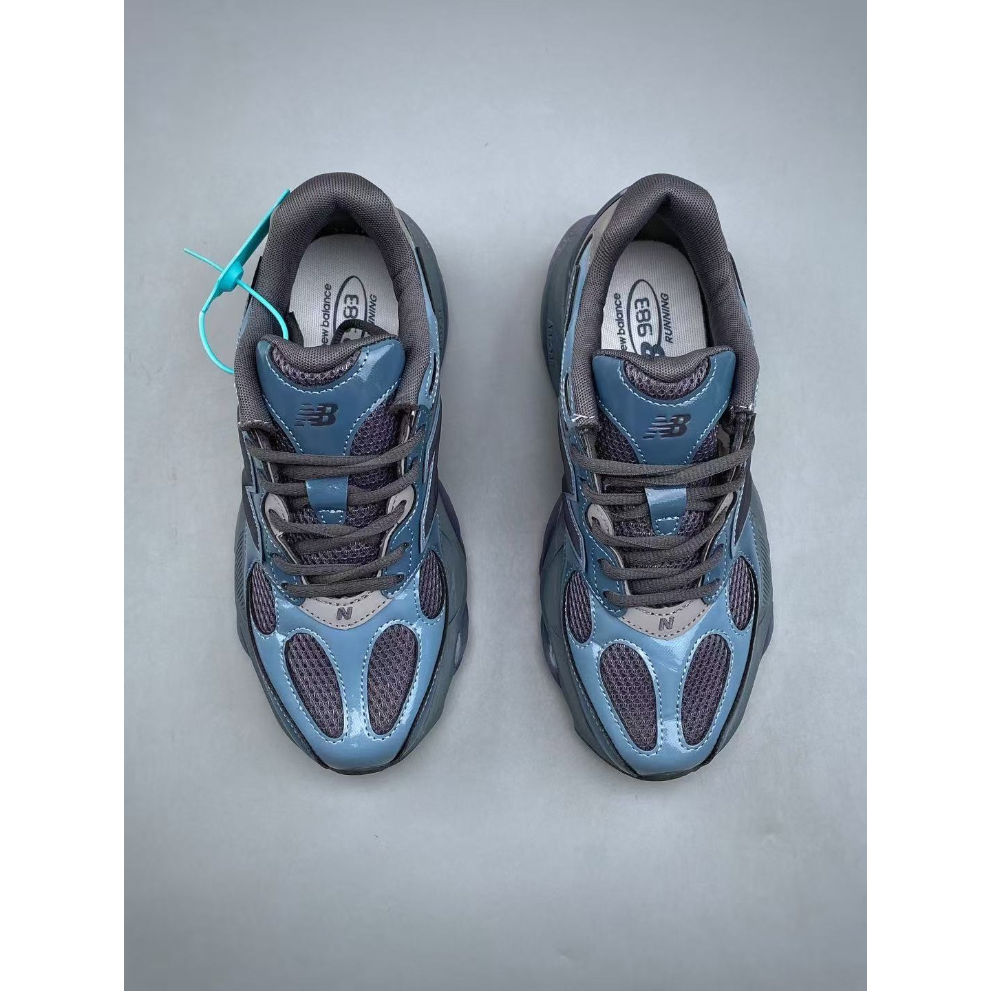 <p>New Balance NB983 复古休闲运动厚底跑鞋 (藍)<br />
&nbsp;</p>