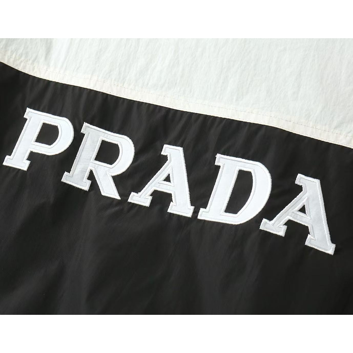 <p>PRADA&nbsp;男士夹克外套(黑)</p>