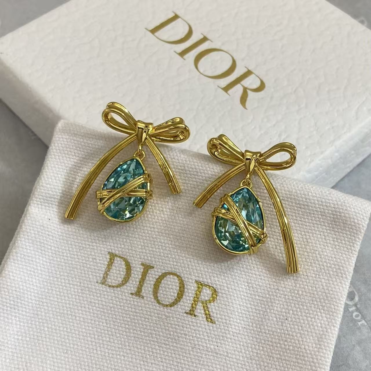 <p>DIOR 金色蝴蝶结海蓝水滴耳环</p>