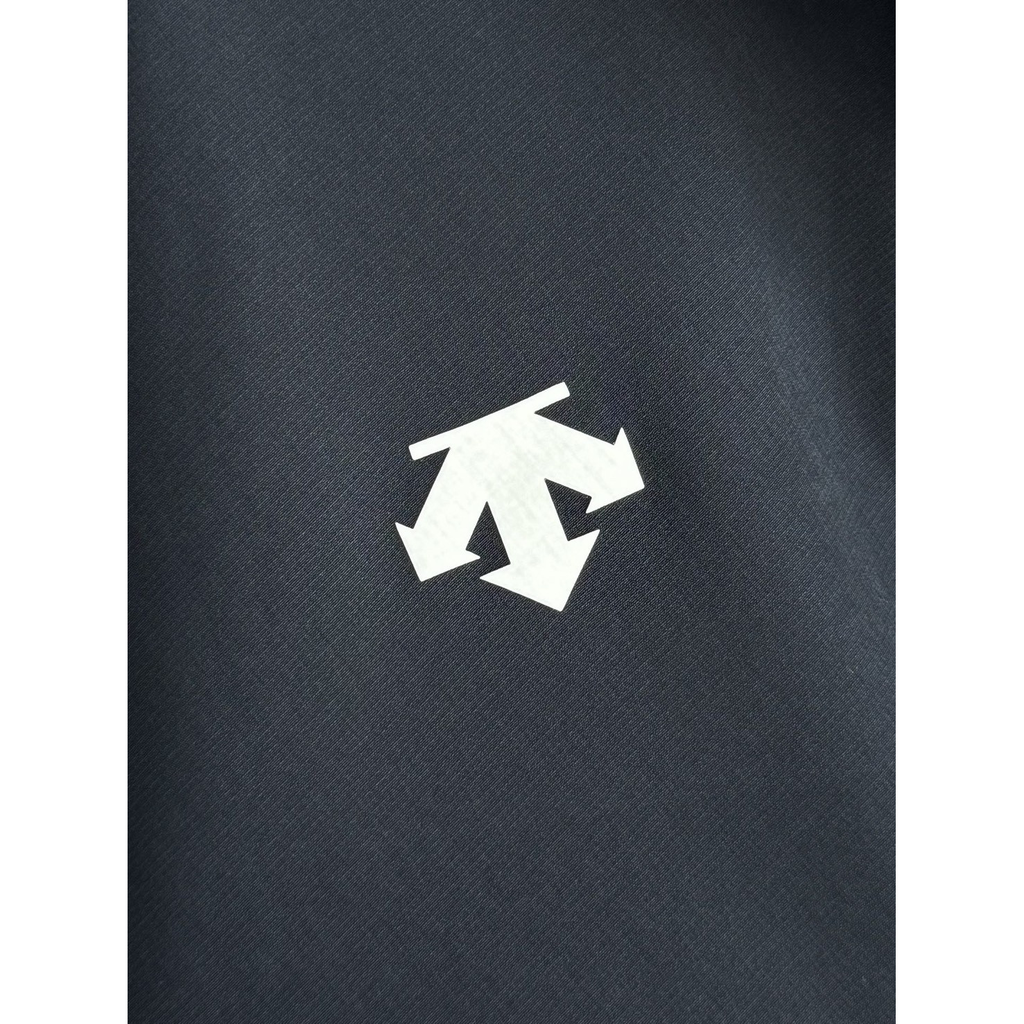 <p>Descente 软壳加薄绒冲锋衣(藏青)</p>