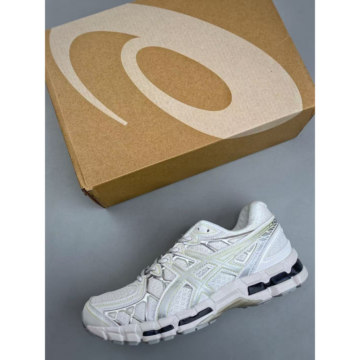 <p>Asics Gel-Kayano 20代 透气专业跑鞋(白)</p>