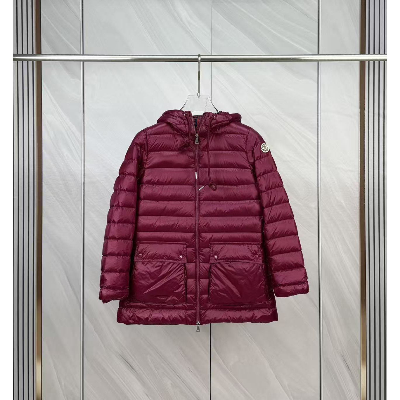 <p>Moncler 连帽中长羽绒服(玫紅色)</p>