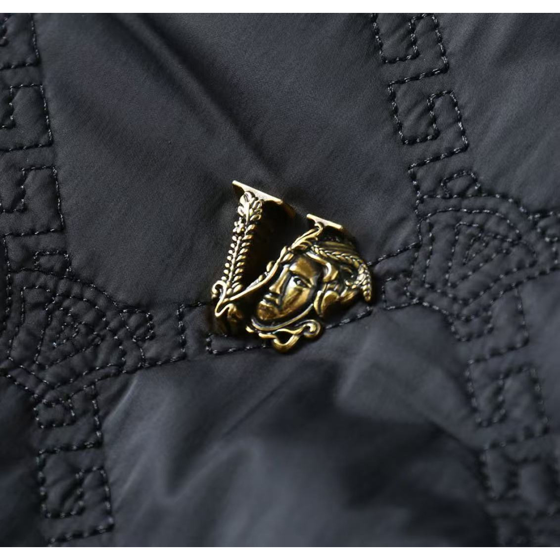 <p>LV 加厚棉服外套(黑)</p>