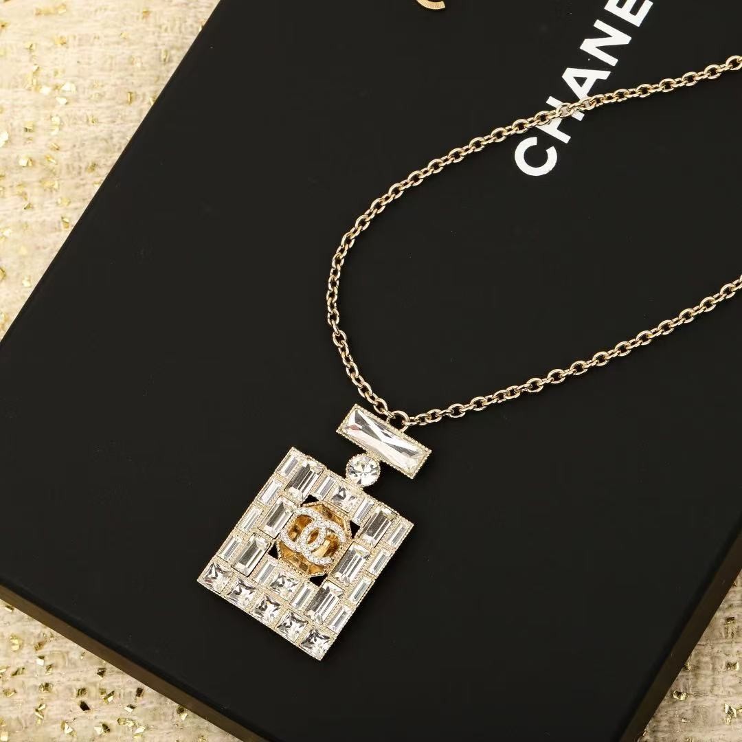 <p>CHANEL&nbsp;香水瓶水钻项链</p>
