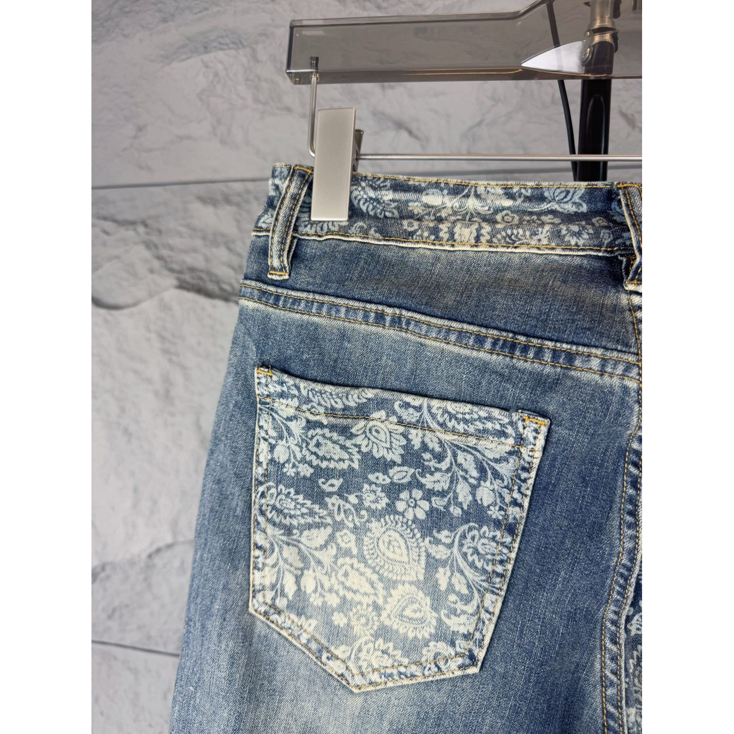 <p>D&amp;G 时尚牛仔褲</p>