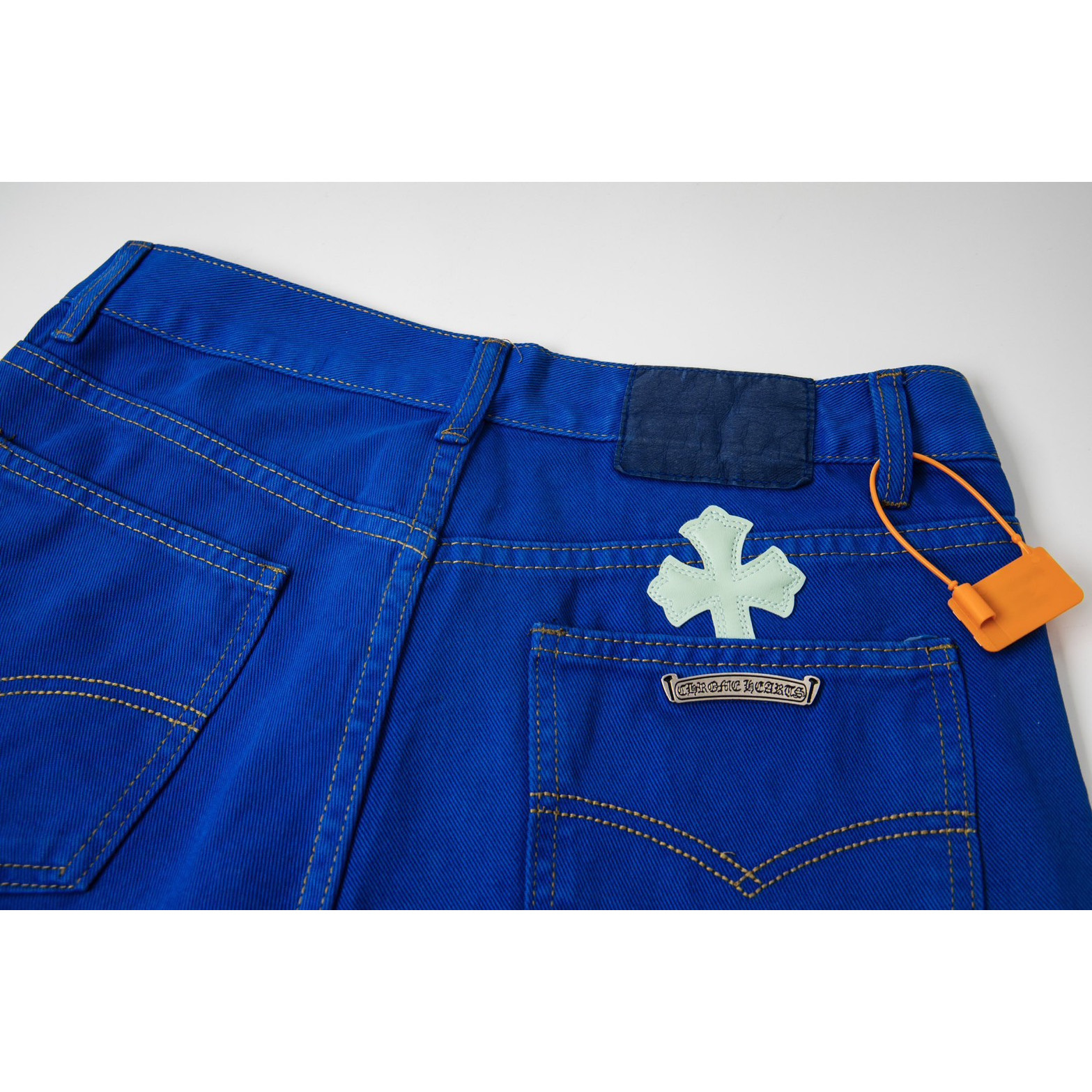 <p>CHROME HEARTS 伦敦限定多巴胺蓝拼皮牛仔裤(1751#)</p>
