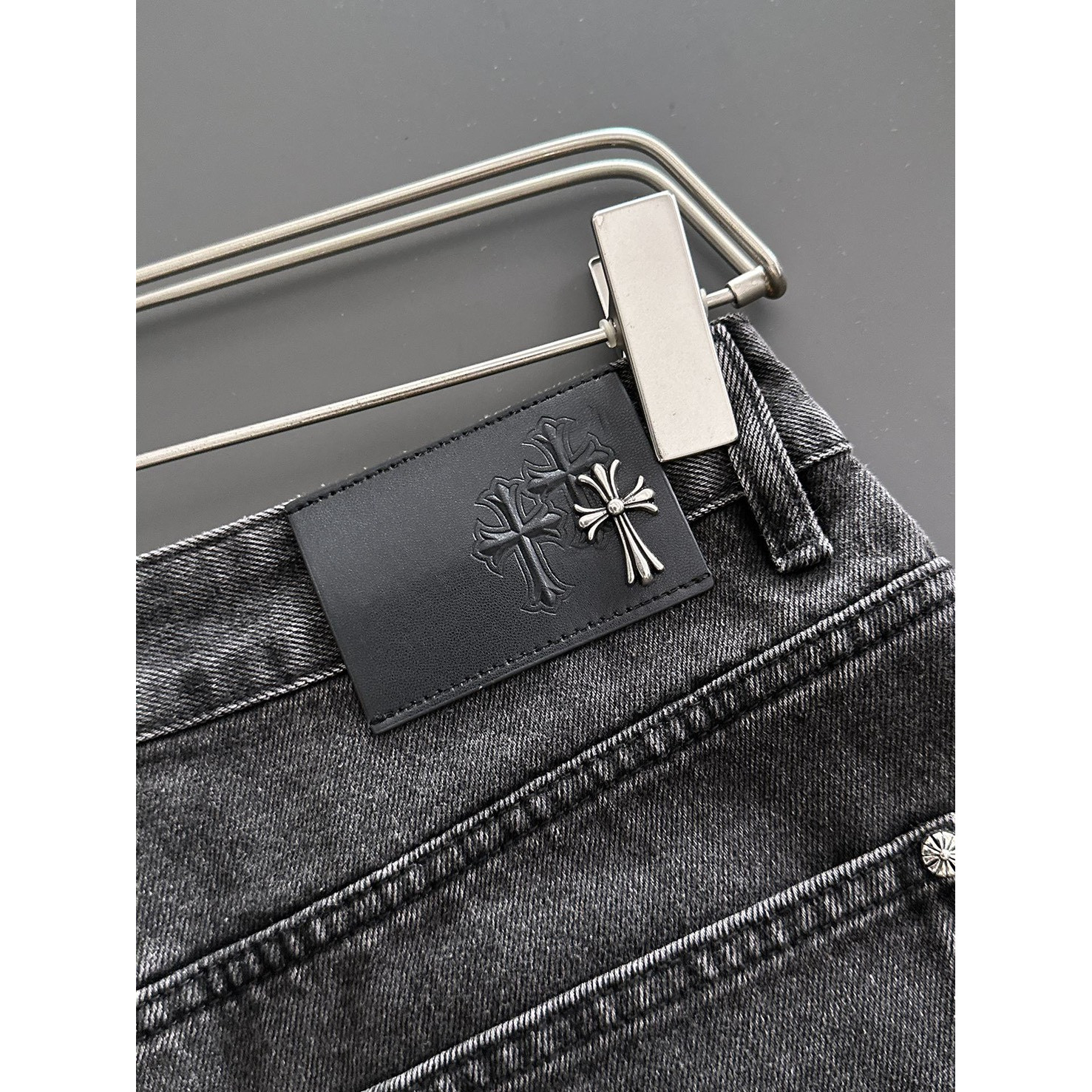 <p>CHROME HEARTS 牛仔短裤(黑)</p>