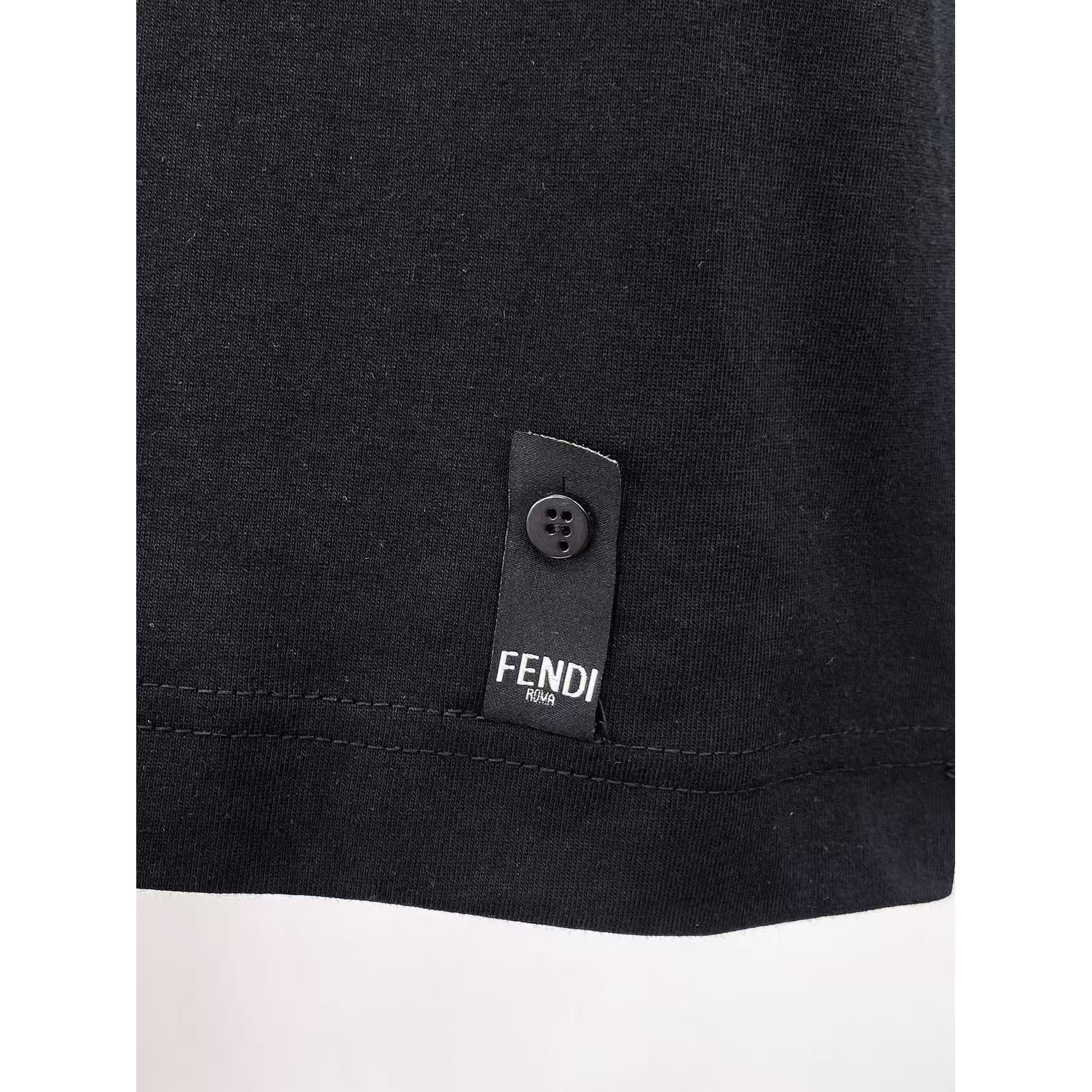 <p>FENDI&nbsp;专柜新款短袖T恤(黑)</p>