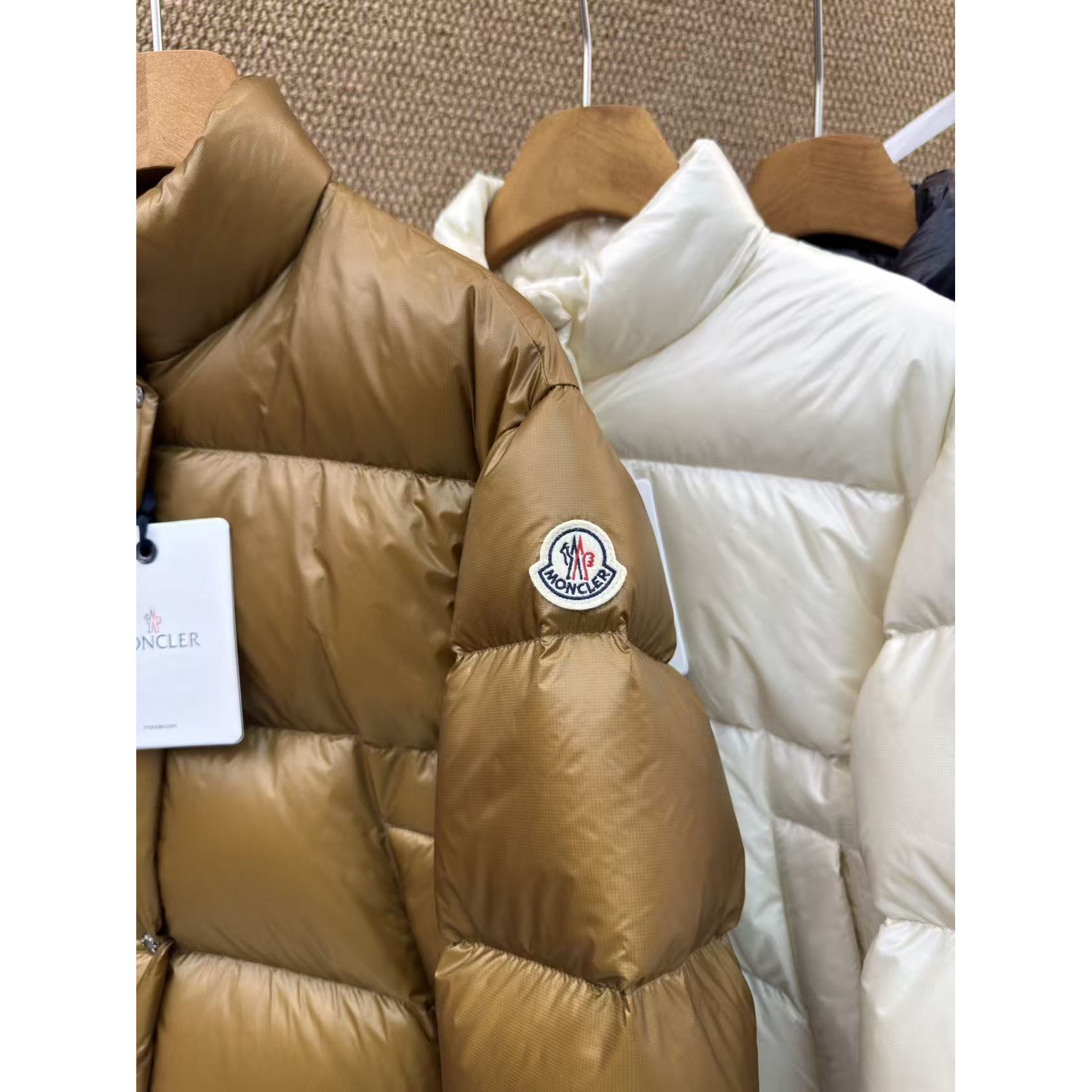 <p>Moncler Tepice女款短款小面包羽绒服(焦糖色)</p>