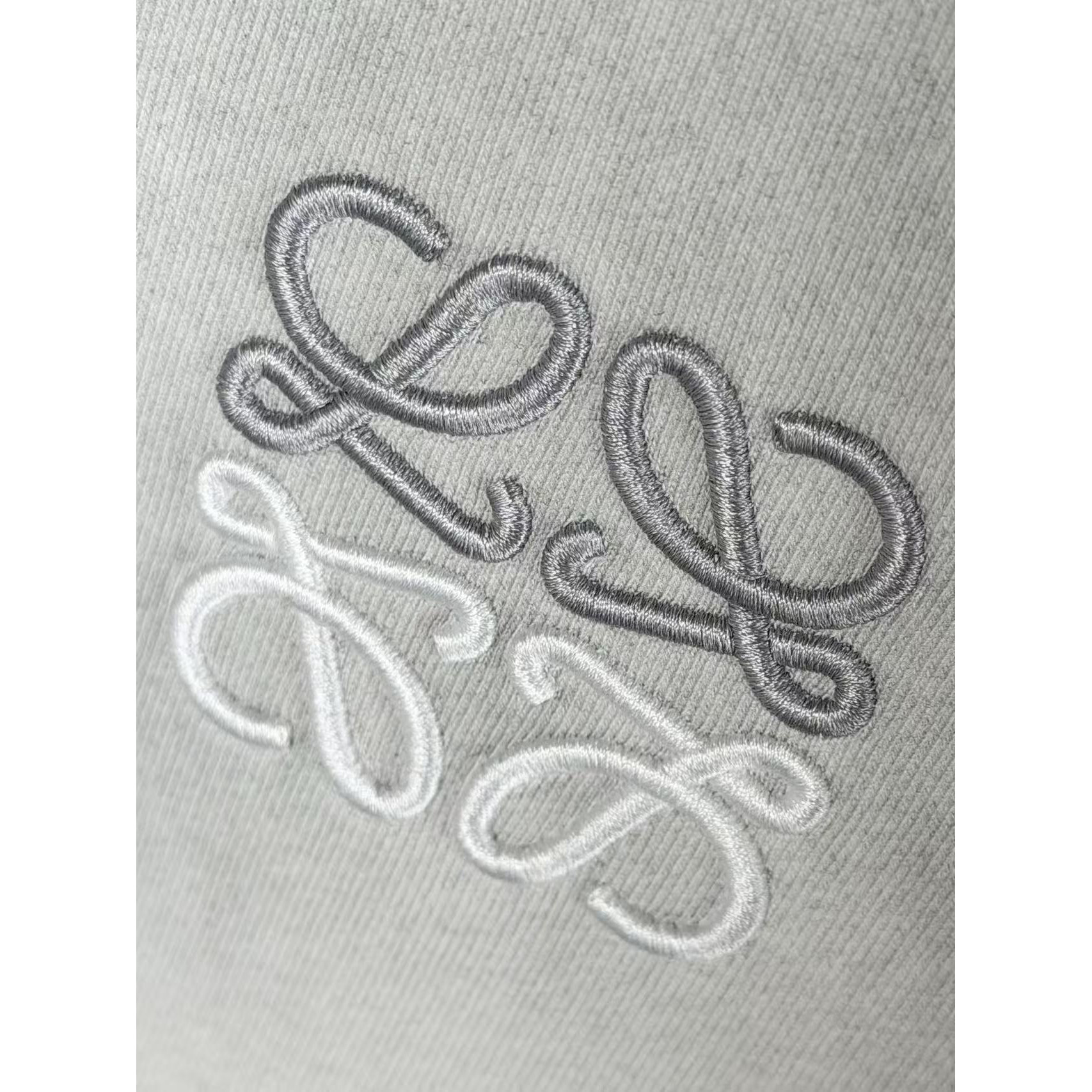 <p>Loewe 洗水圆领卫衣(灰色)</p>