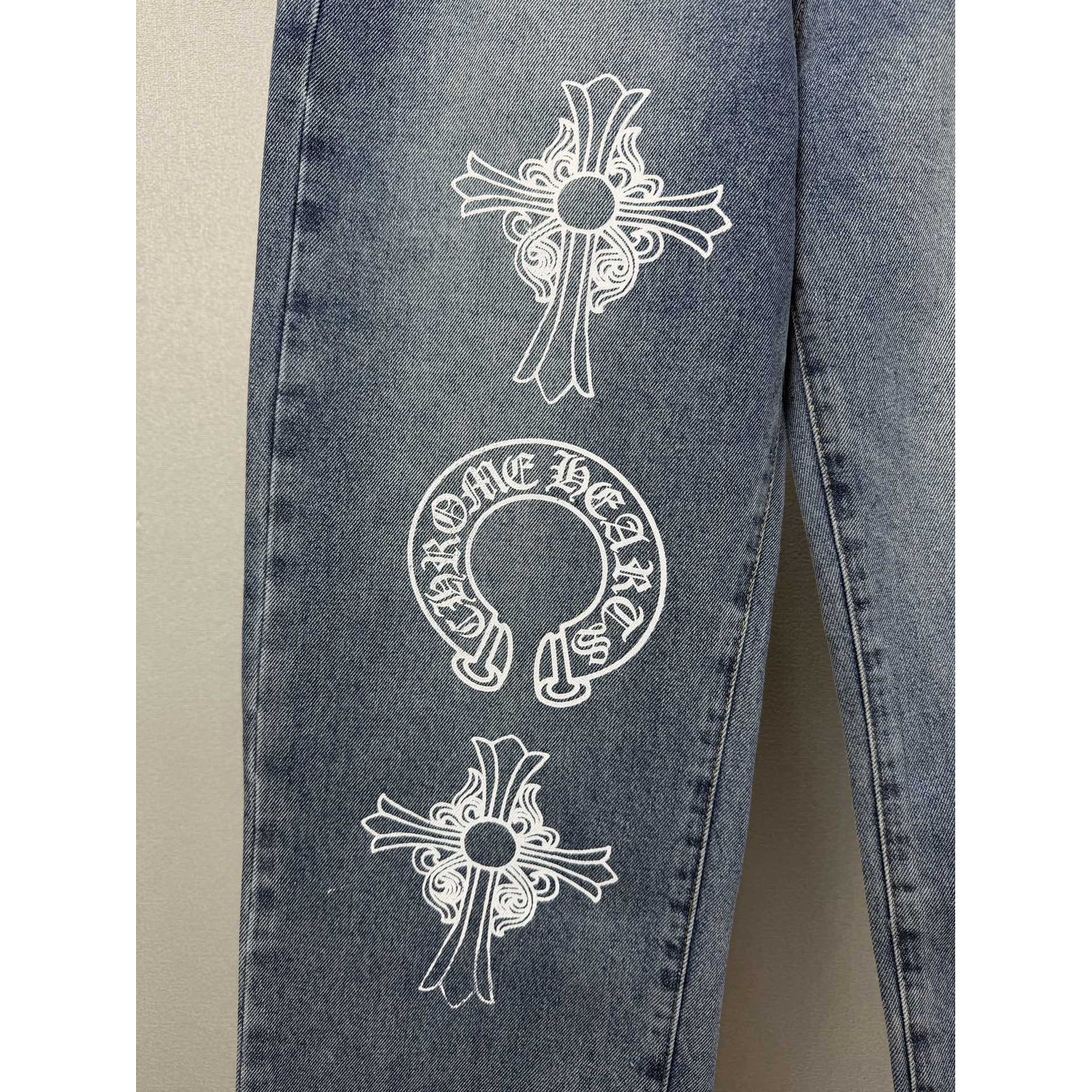 <p>CHROME HEARTS 马蹄十字架印花情侣款水洗宽松牛仔裤((藍)</p>