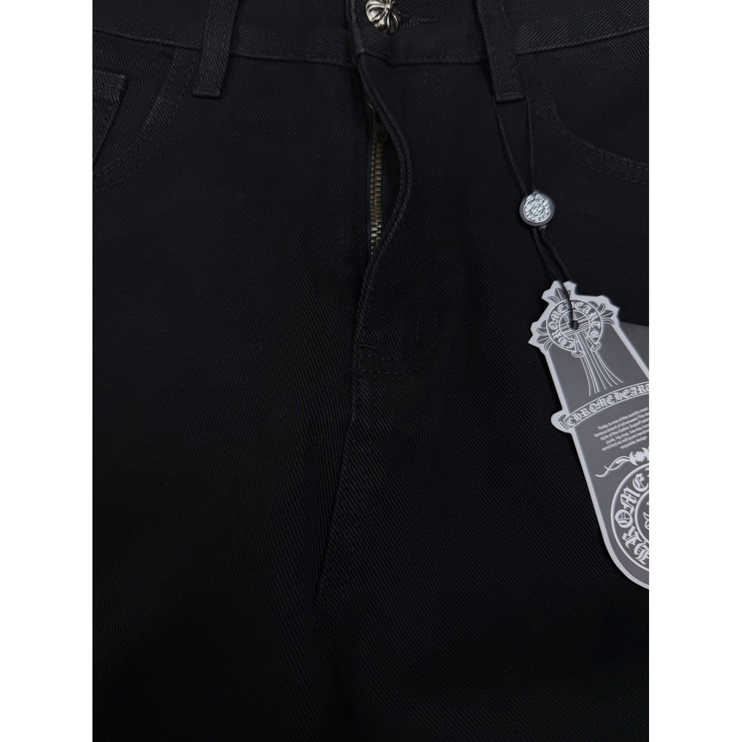 <p>CHROME HEARTS 黄色十字架拼皮情侣款水洗宽松牛仔裤(黑)</p>