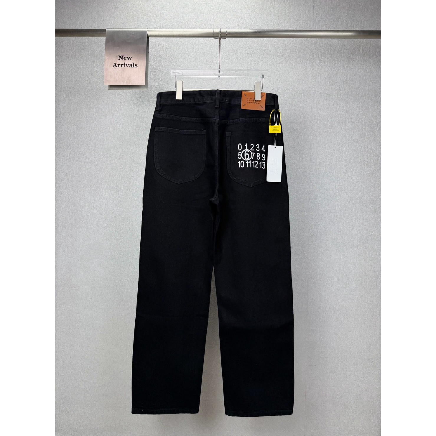 <p>Maison Margiela 口袋刺绣🪡数字🔢情侣款水洗宽松牛仔裤(黑)</p>