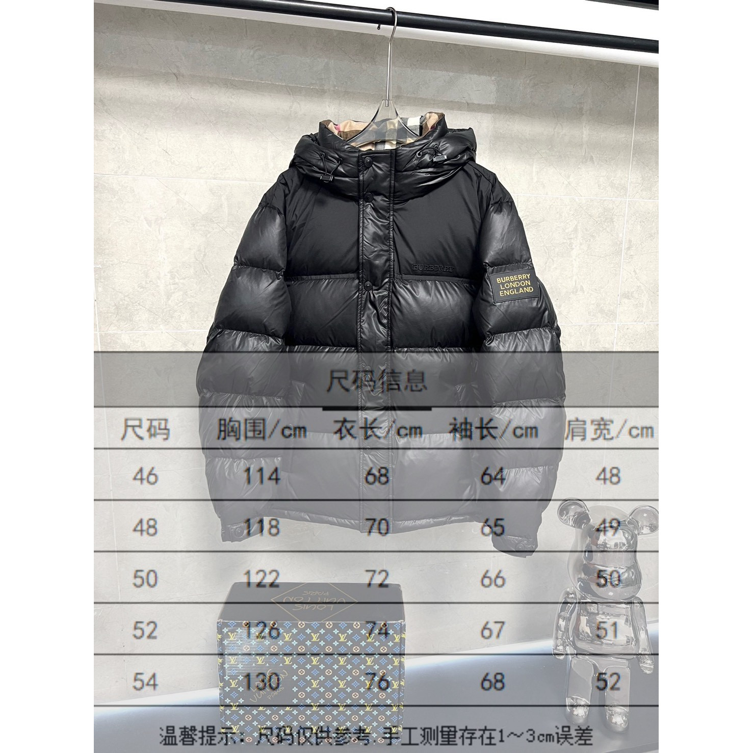 <p>Burberry 格子短款羽绒服 (黑)</p>