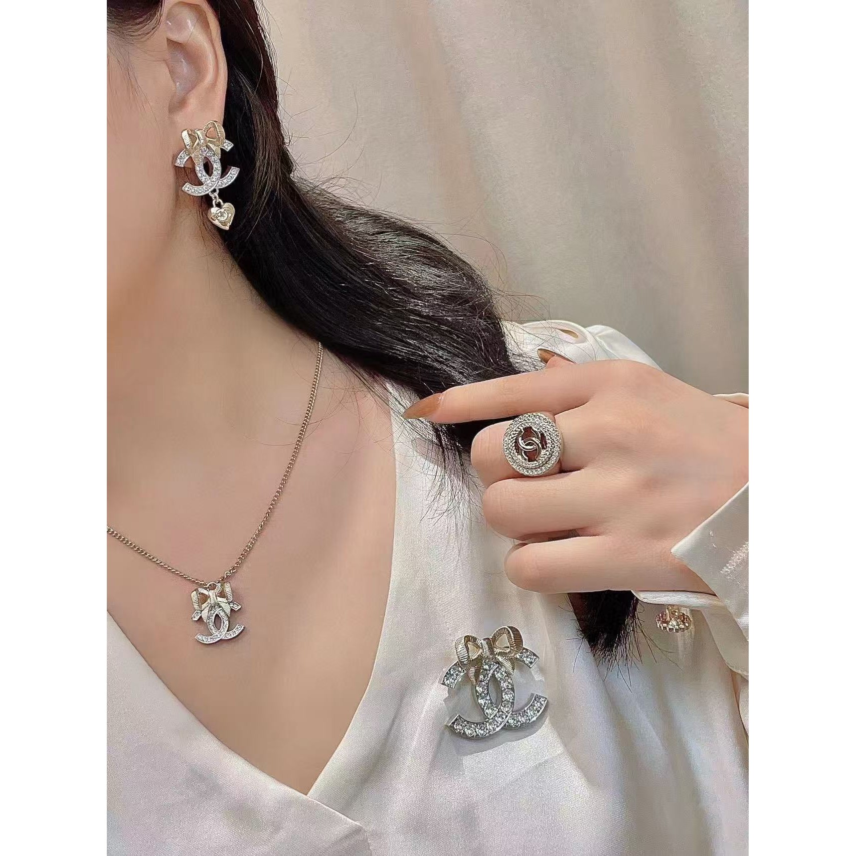 <p>CHANEL 浅金蝴蝶结银双耳钉</p>