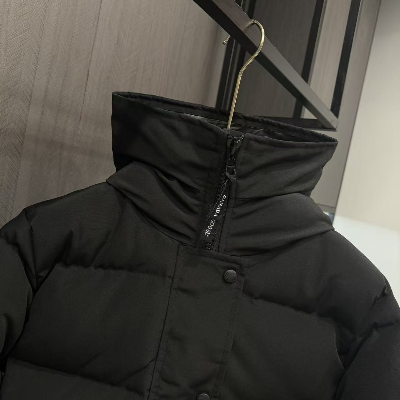 <p>Canada Goose Shelburn*派克大衣羽绒服(黑色黑標)</p>