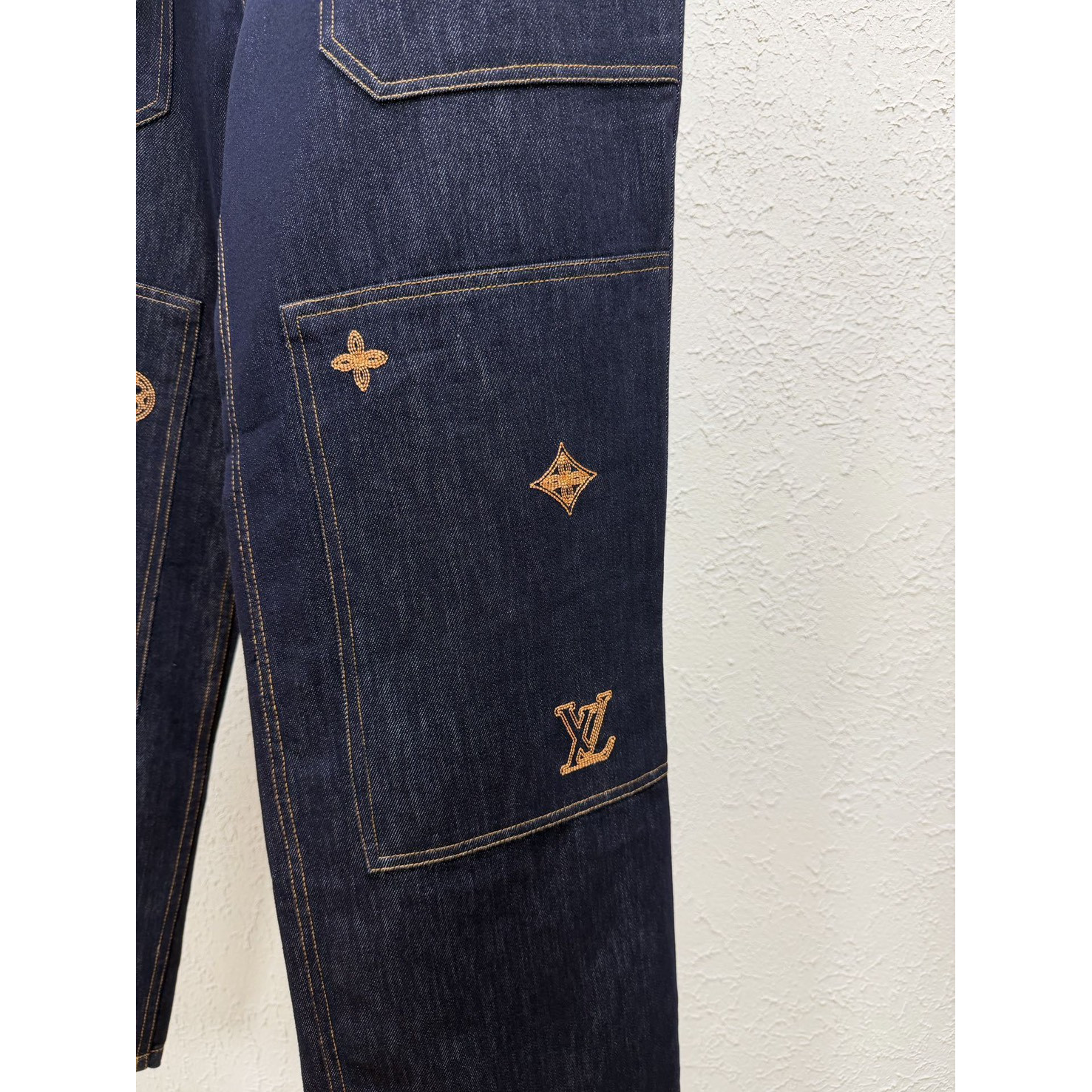 <p>LV&nbsp;刺绣牛仔长裤</p>