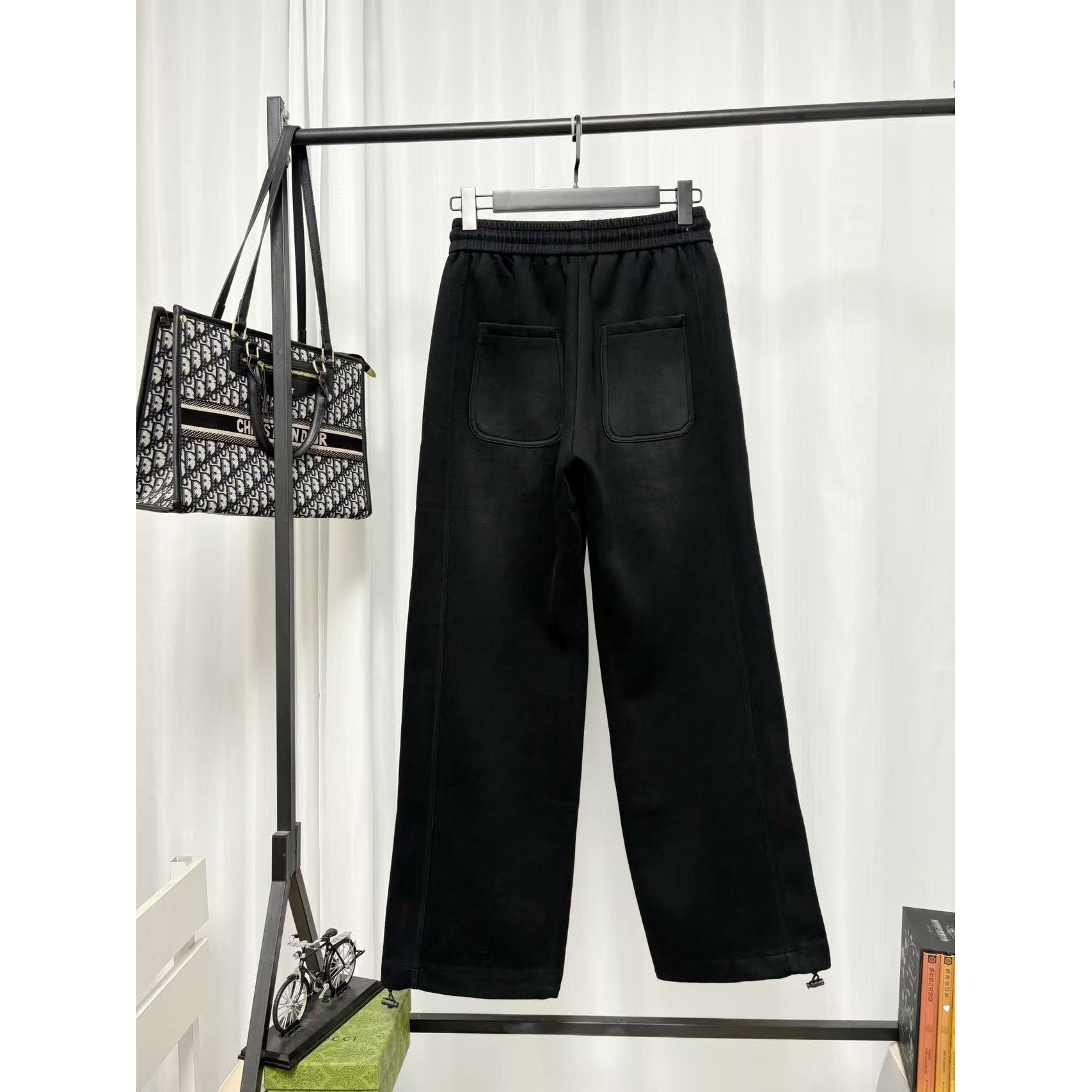 <p>Moncler 休闲长裤(黑)</p>
