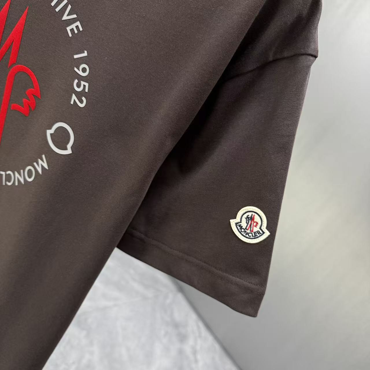 <p>Moncler 短袖T恤(棕色)</p>