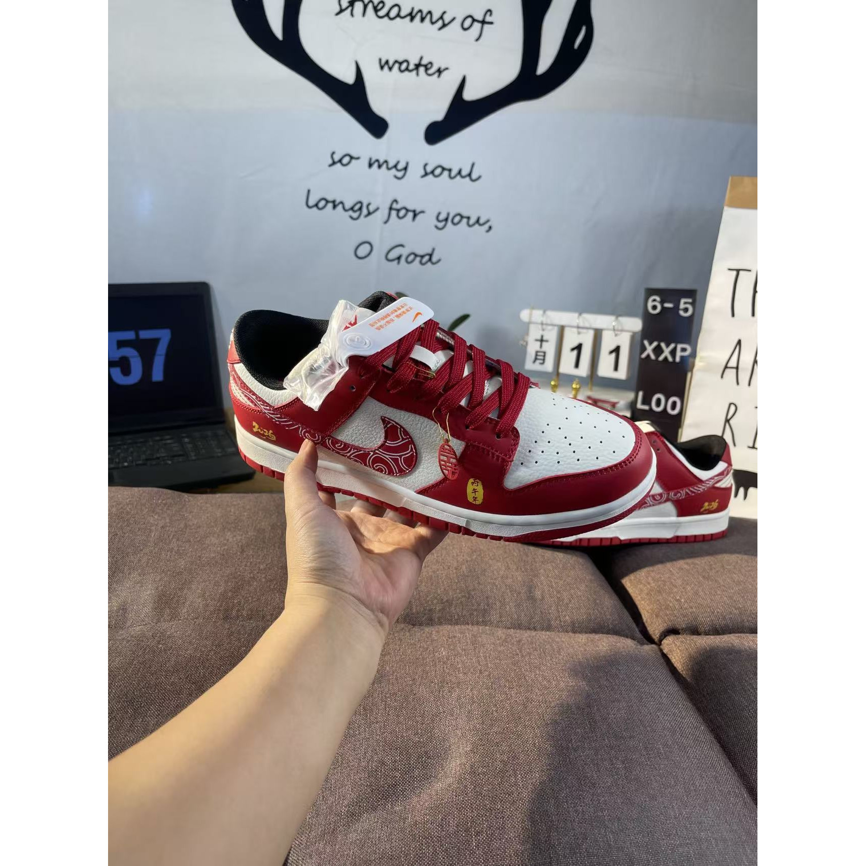<p>NIKE DUNK&nbsp;马年红运款</p>