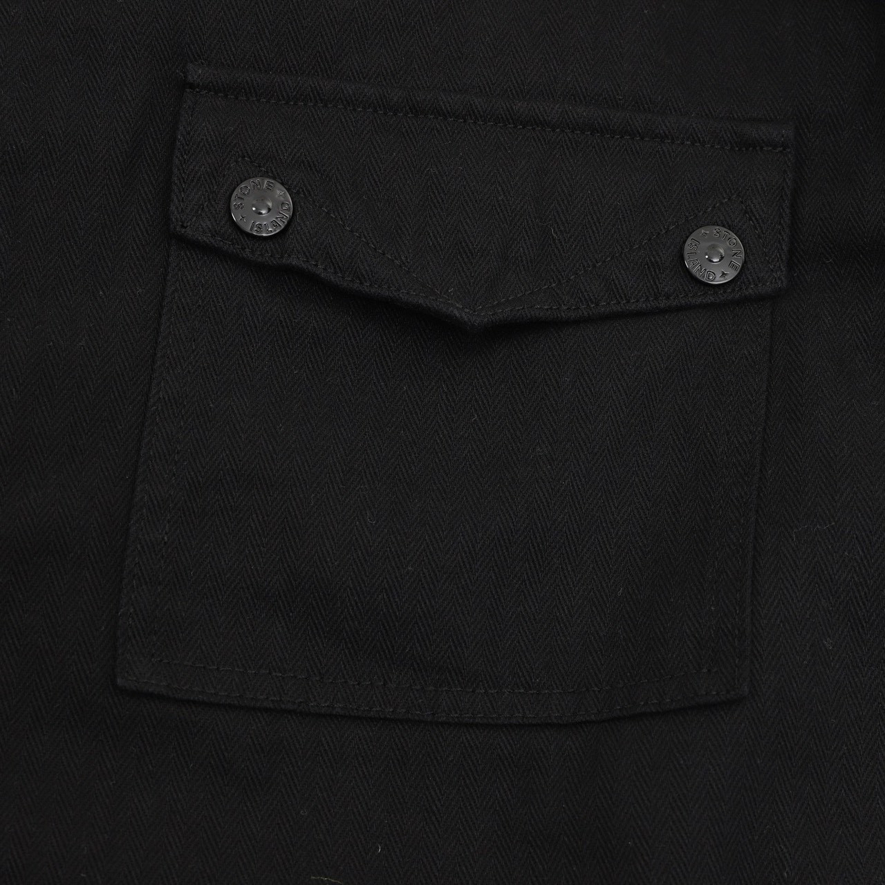 <p>Stone Island 户外口袋长款衬衫外套(黑)</p>