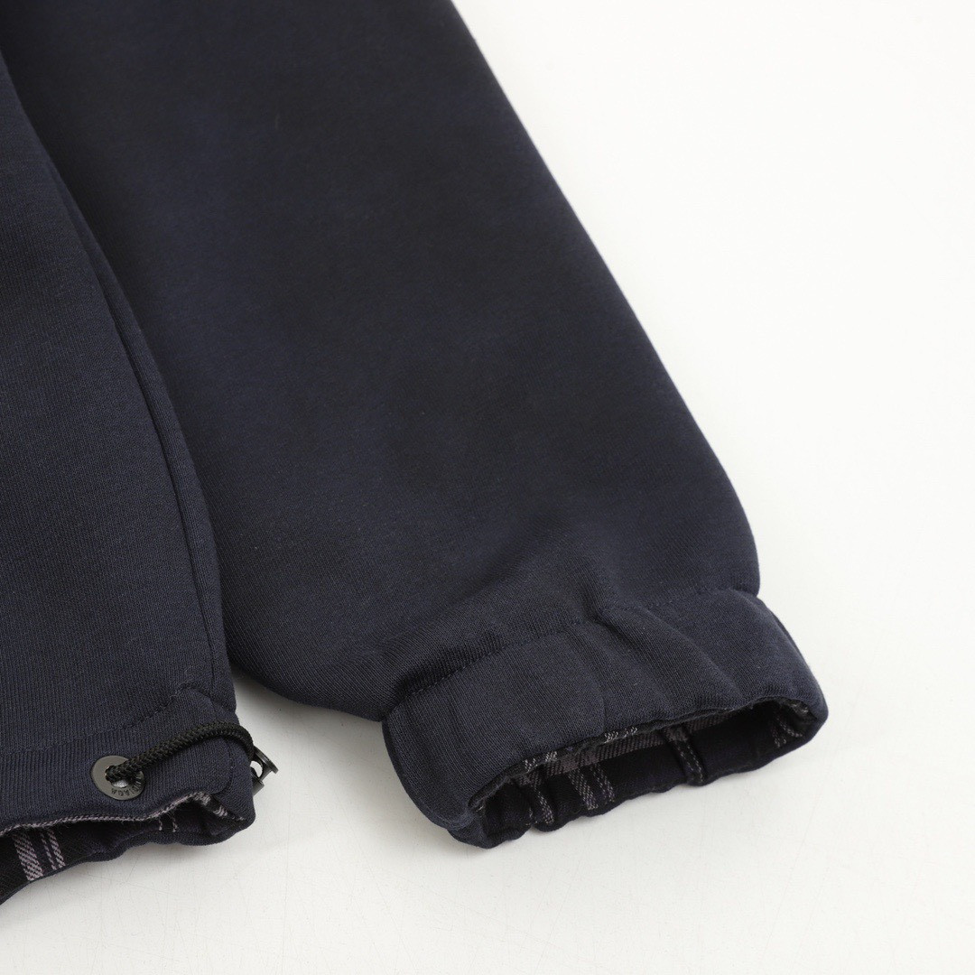 <p>Balenciaga 格纹贴布字母拉链外套</p>