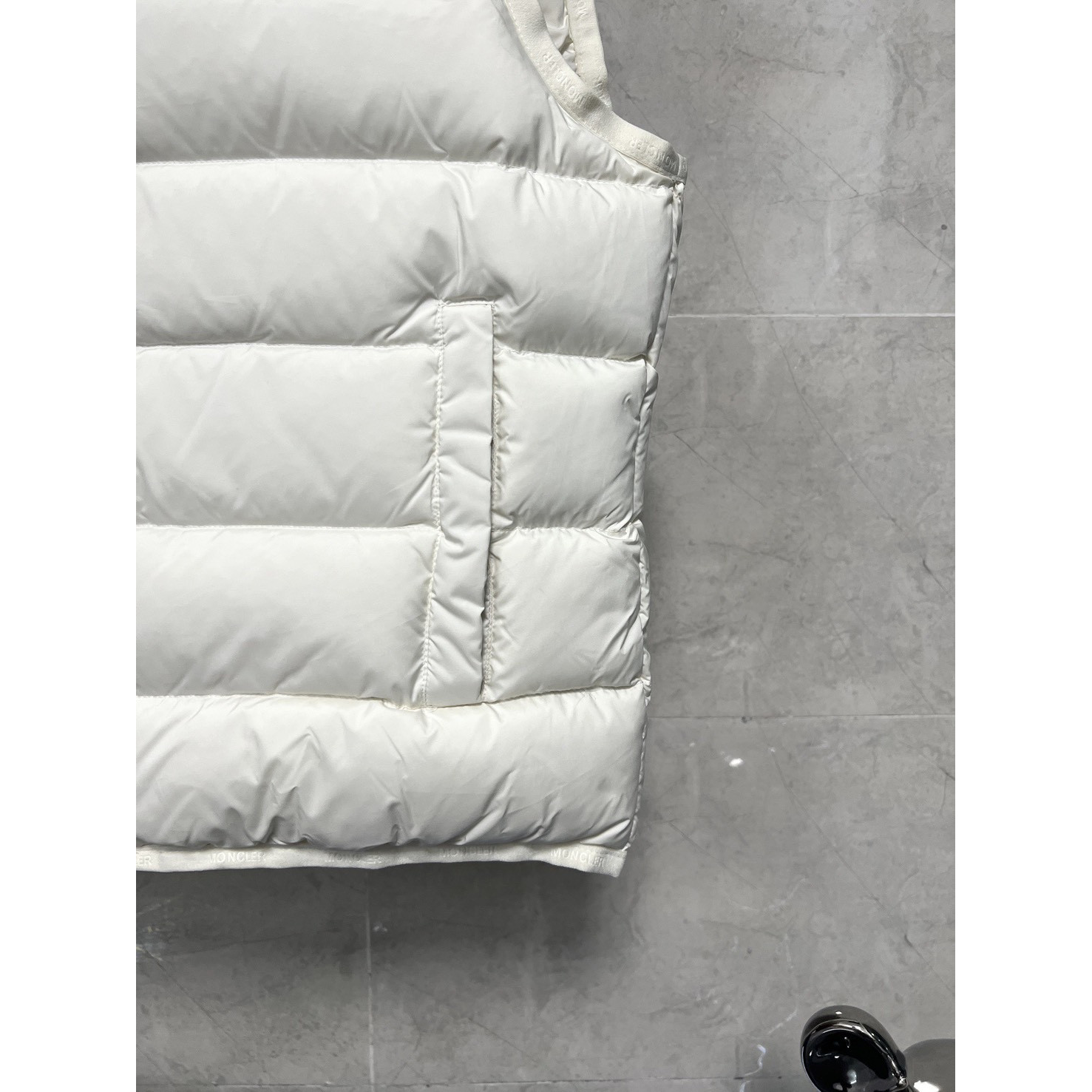 <p>Moncler 情侣款羽绒服 (白Y24)</p>