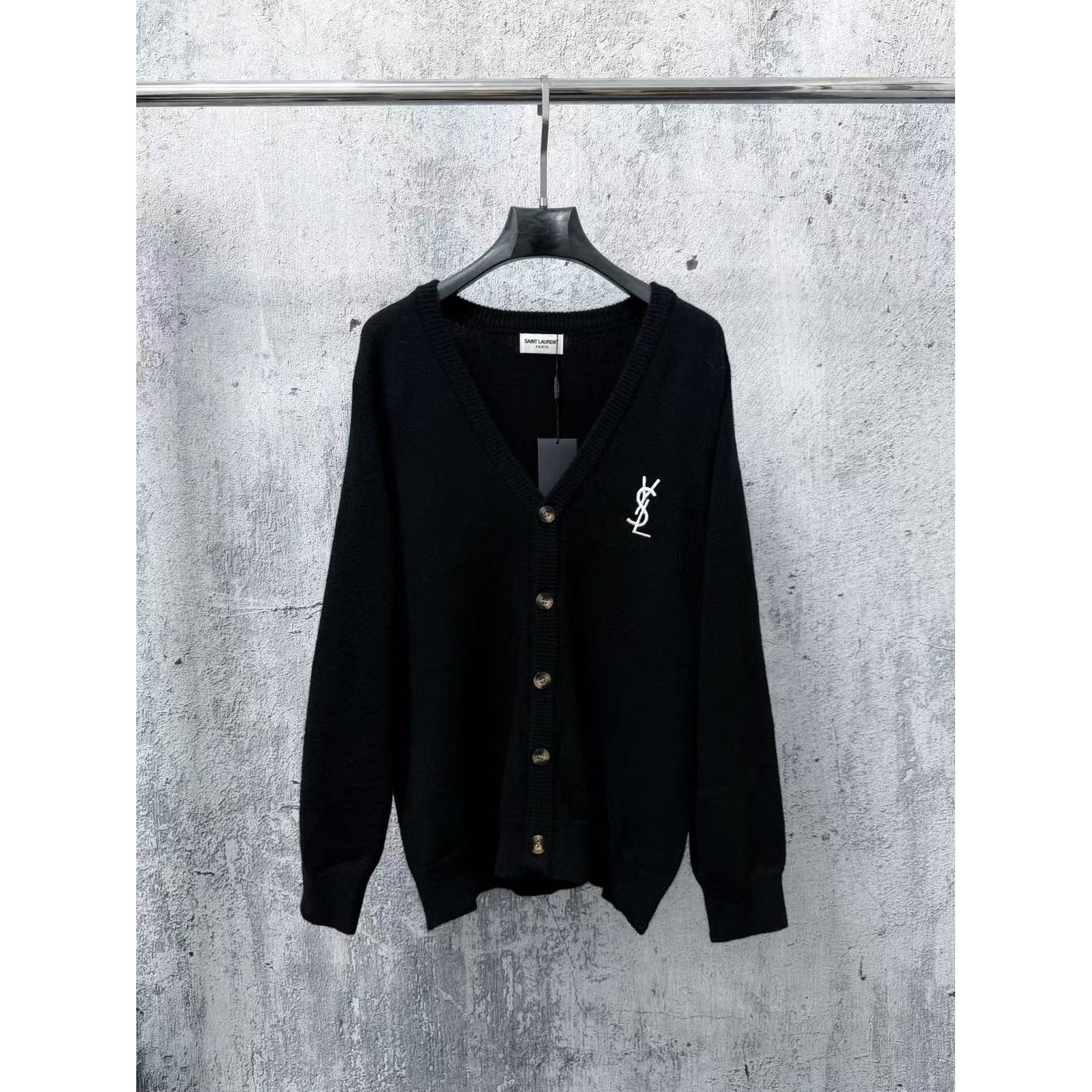 <p>YSL V领单排扣长袖针织开衫(黑)</p>