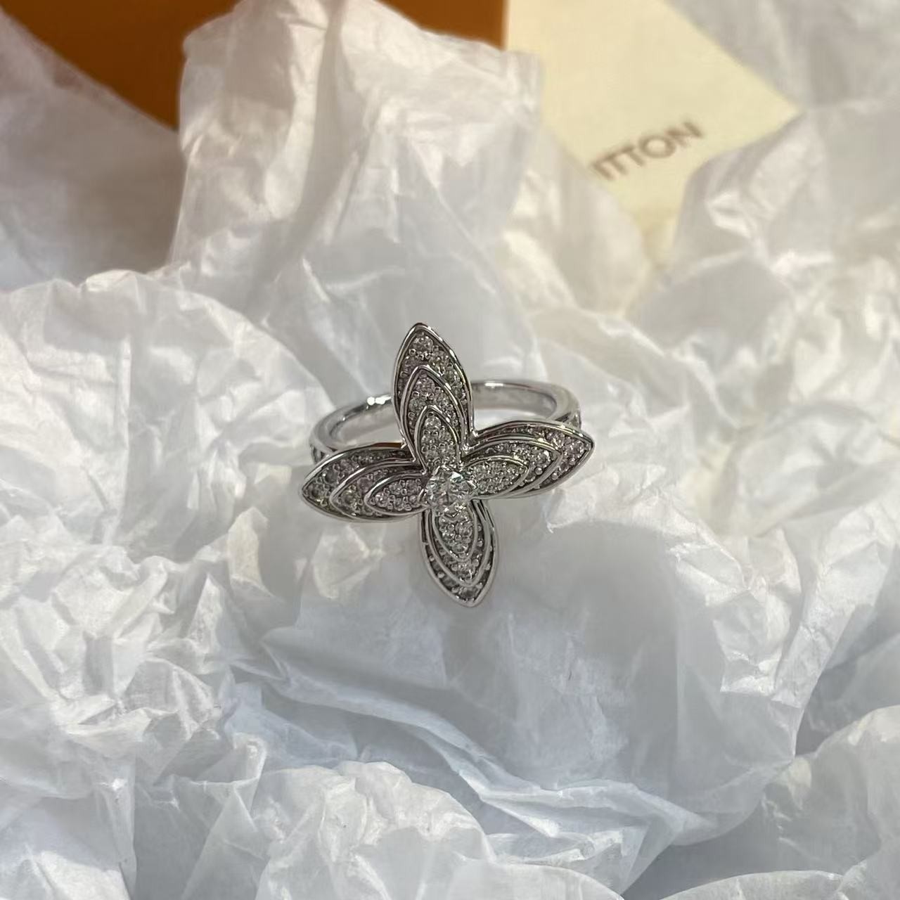 <p>LV&nbsp;三层花卉戒指</p>