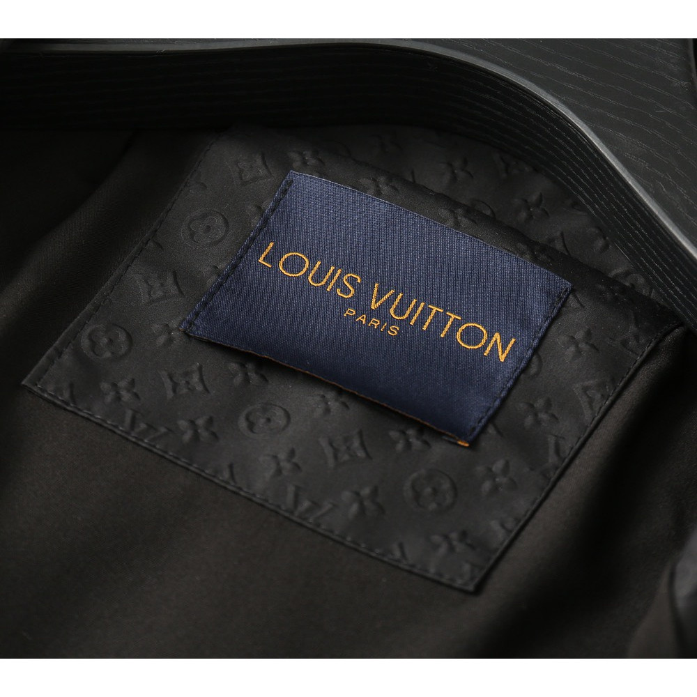 <p>LV 新款男士夹克外套</p>