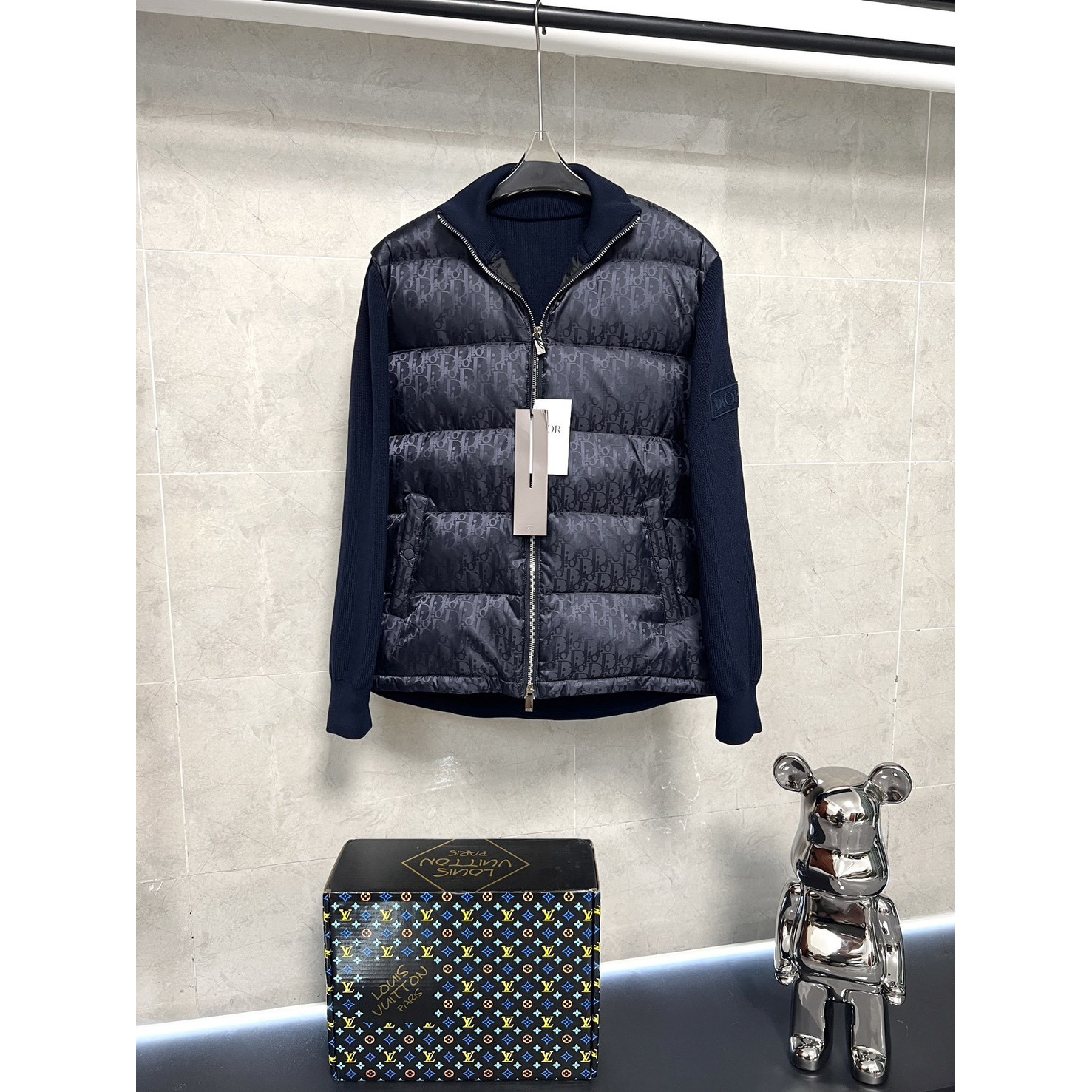 <p>Dior 经典针织羽绒款(藏青色)</p>